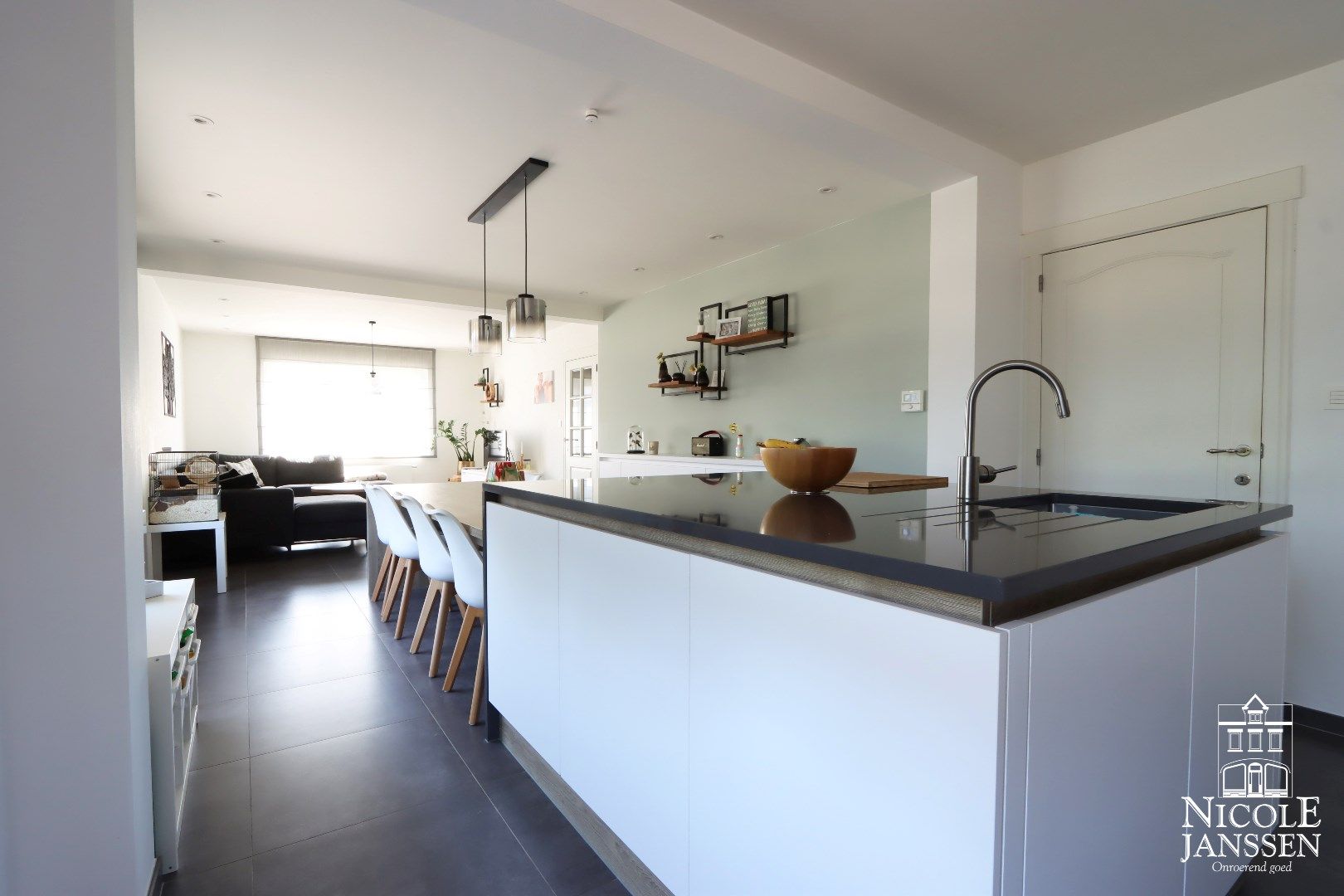 Compleet gerenoveerde charmante gezinswoning met tuin foto 6