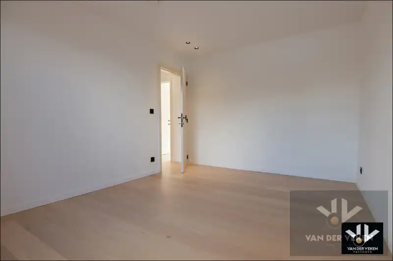 Volledig gerenoveerde, instapklare en energiezuinige rijwoning met 4 slaapkamers, 2 badkamers, zonnig terras, omheinde tuin en toegang achteraan net buiten de Grote Ring van Hasselt. foto 16