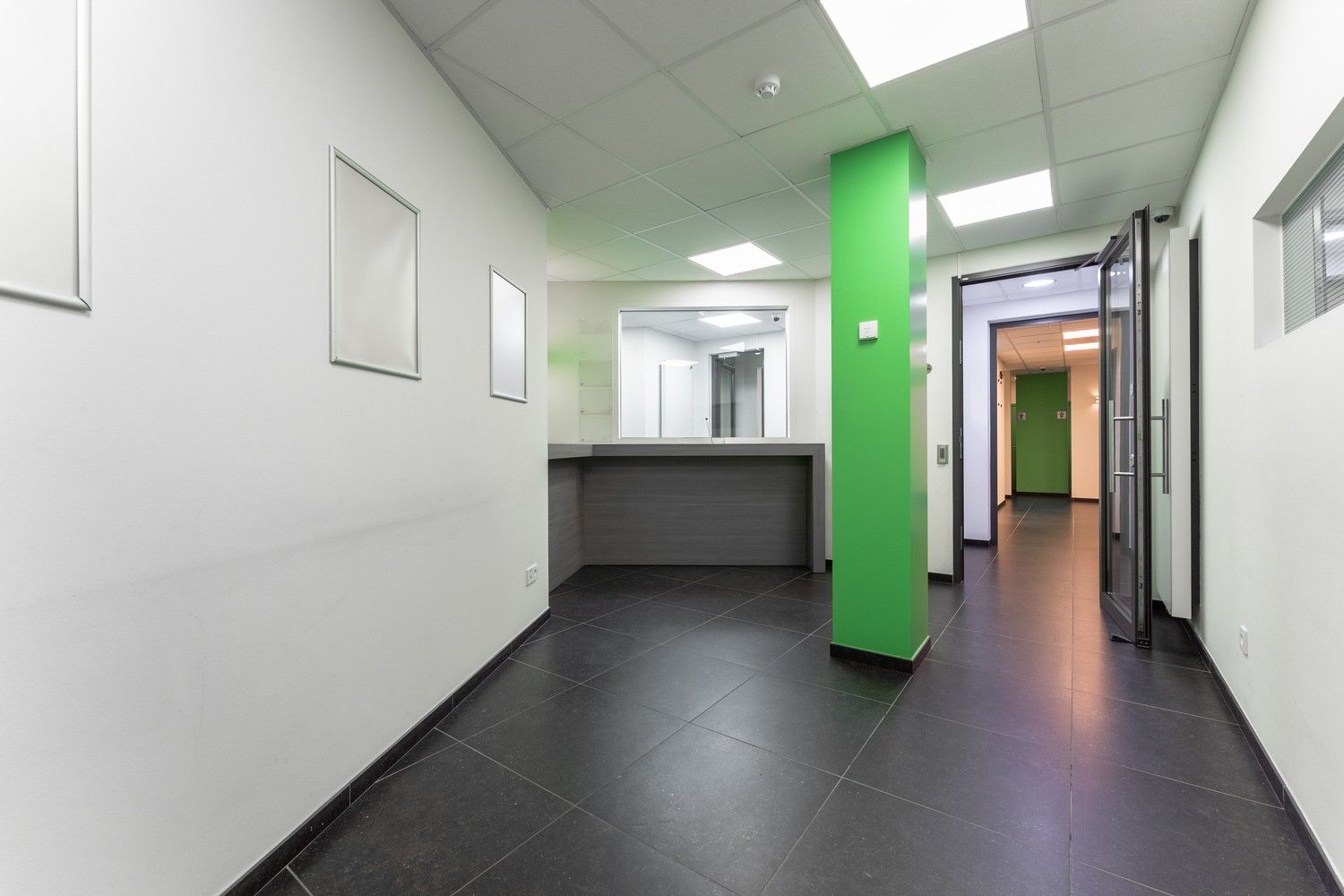 Mooi gerenoveerd handelspand pal in het centrum van Pelt met 7 parkeerplaatsen foto 5