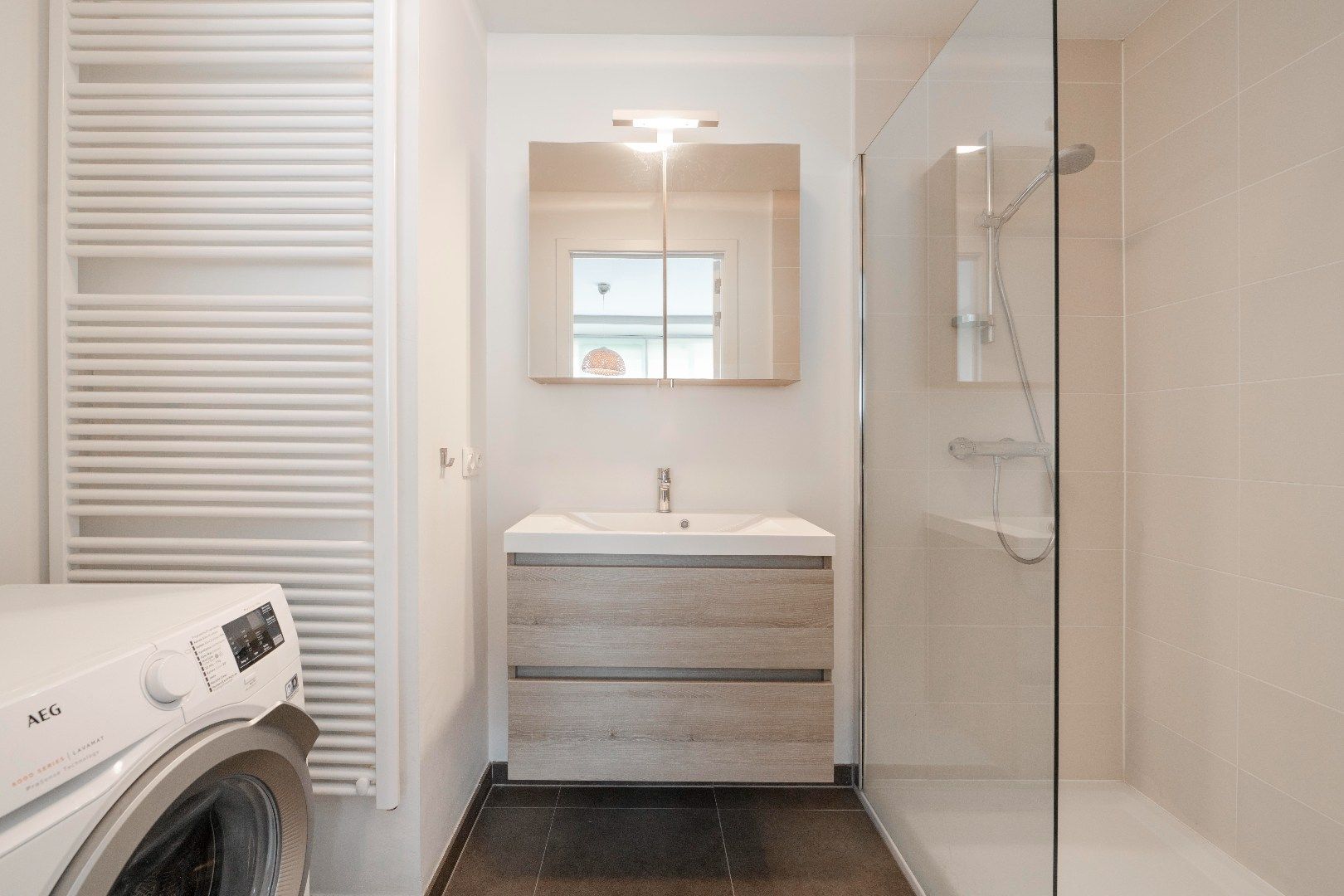 PERFECT INSTAPKLAAR GELIJKVLOERS APPARTEMENT (BJ 2016) foto 7