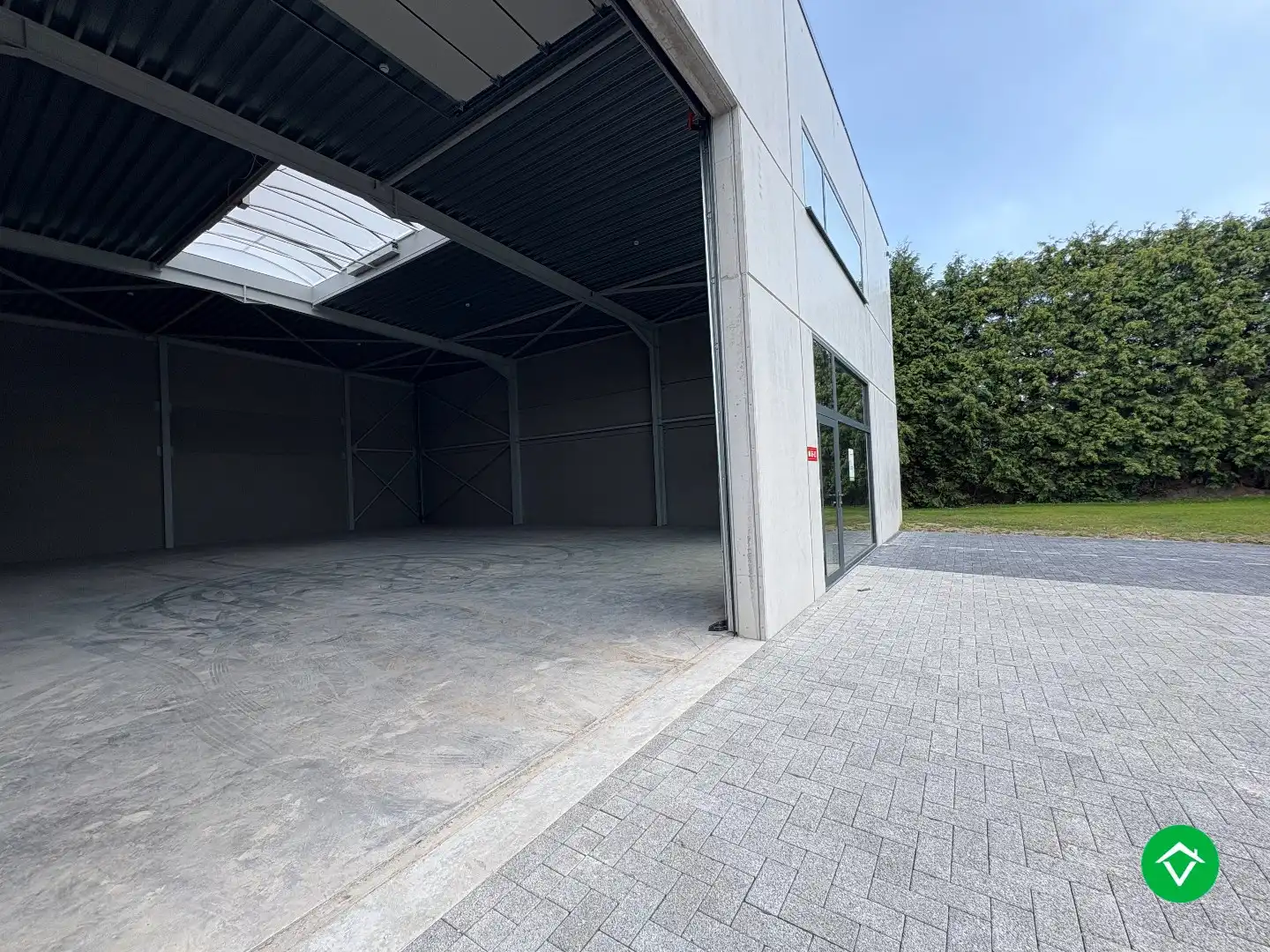 Loods te koop – 277 m² met 2 parkeerplaatsen inbegrepen op de industriezone te Ichtegem foto 4