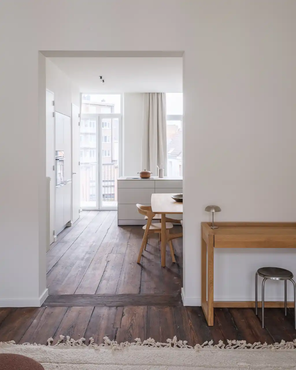 Gerenoveerd tweeslaapkamerappartement met zonnig terras in een voormalige herenwoning, nabij het historisch centrum van Gent. foto 2