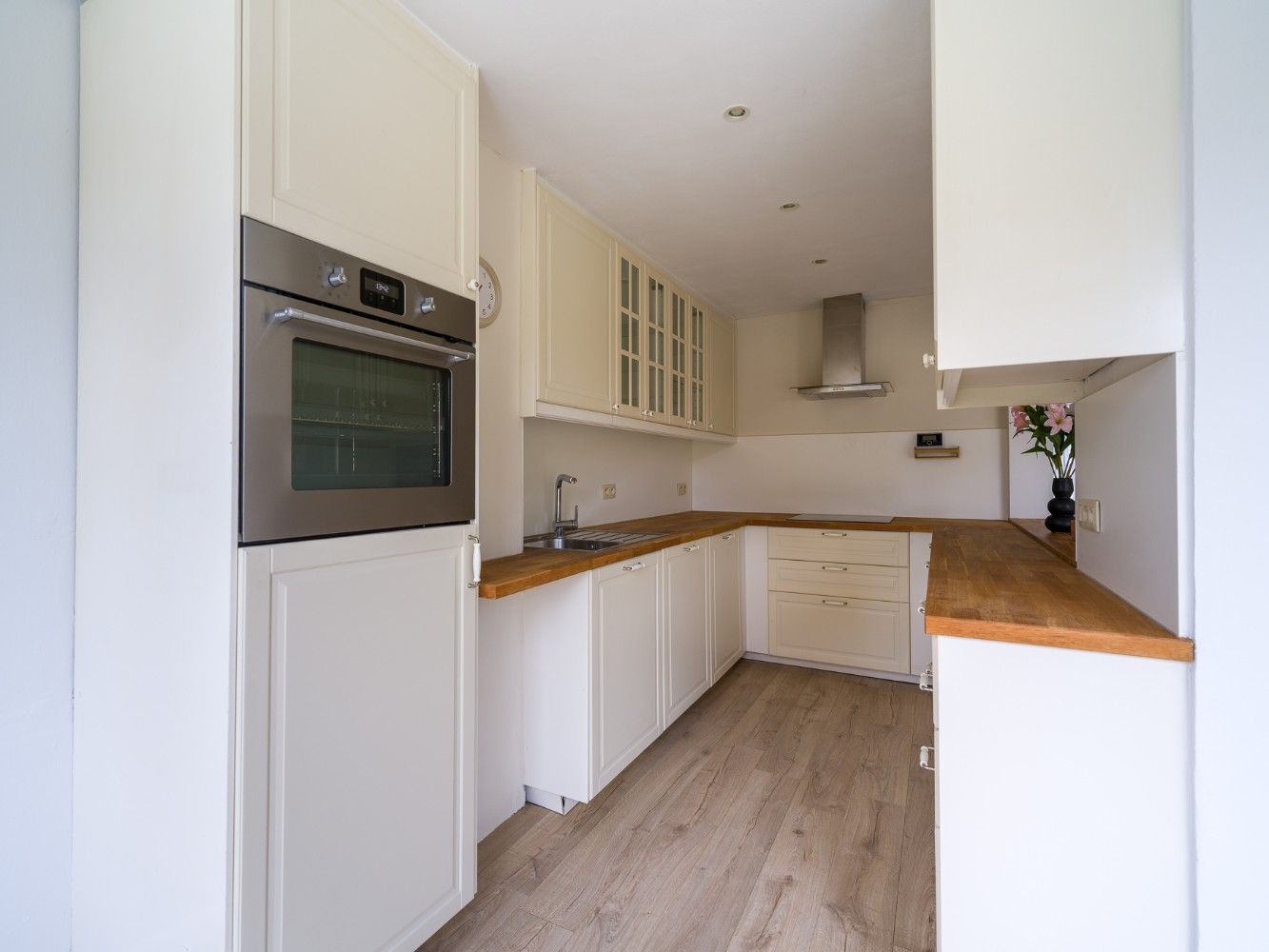 Ruime, instapklare woning met 4 slpk., inpandige garage en tuin foto 9