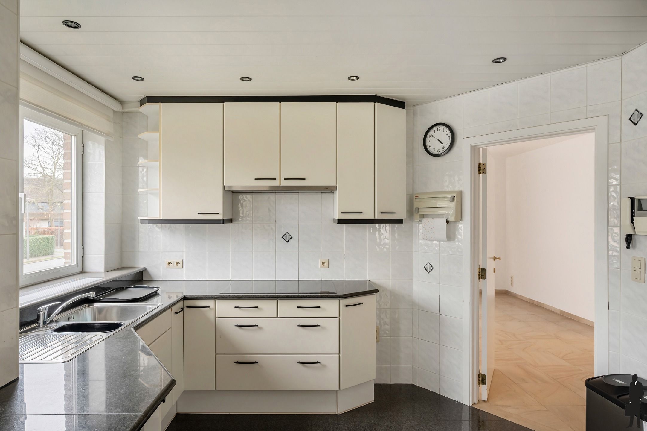 Ruim villa-appartement met 4 slaapkamers & garage foto 15