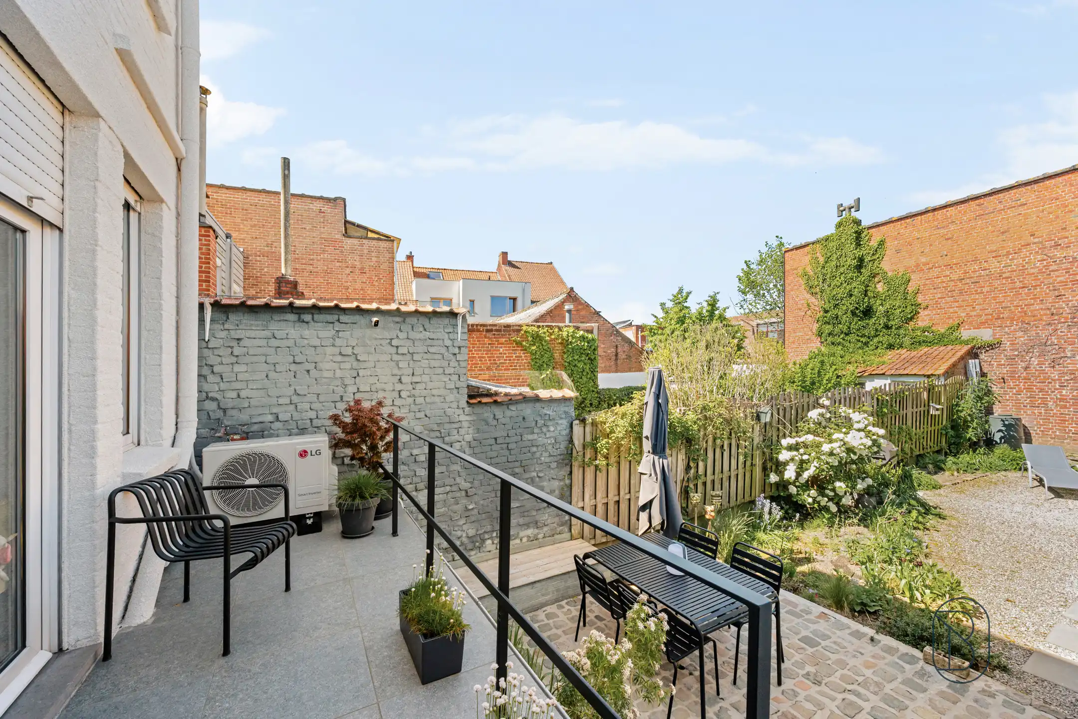 Instapklare woning met zonnige tuin in hartje Kortrijk foto 4