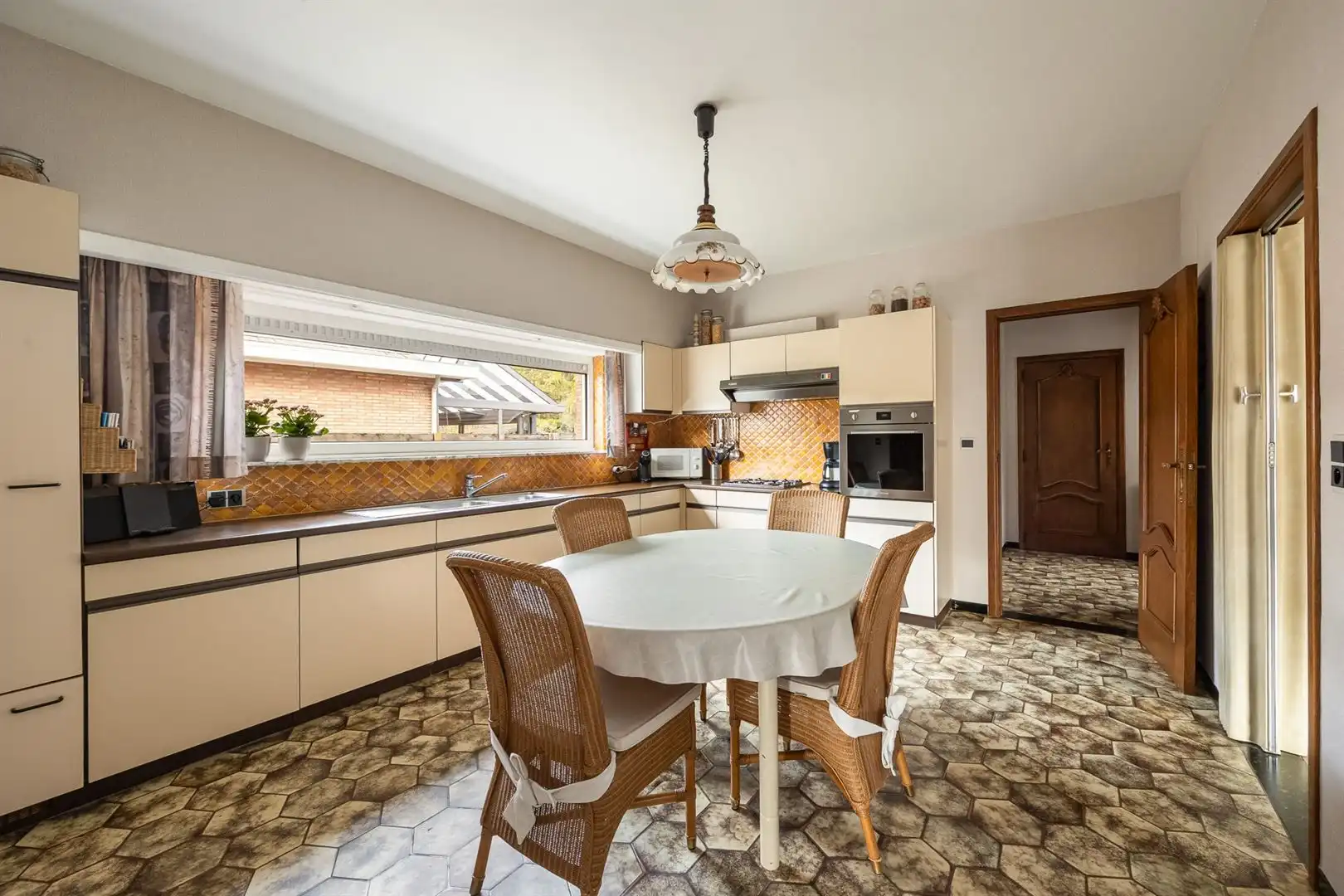 Charmante en karaktervolle woning met erg ruim bijgebouw.  foto 6