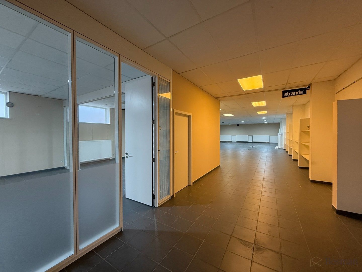 Bedrijfshal met bureauruimte (360m²) te huur in Tessenderlo foto 3
