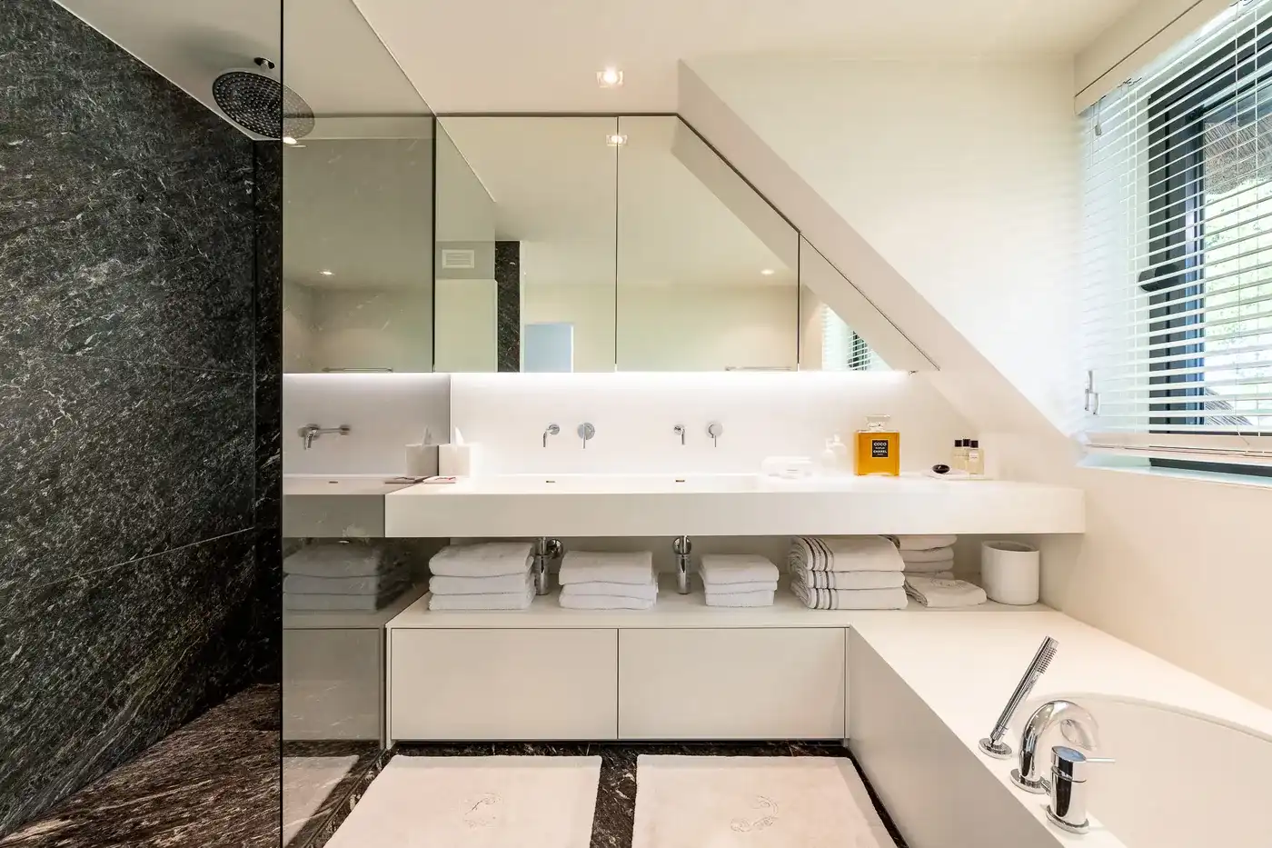 Recent gebouwde villa voorzien van een luxe afwerking, grenzend in alle privacy aan het Zwin nabij de Oosthoek  foto 17