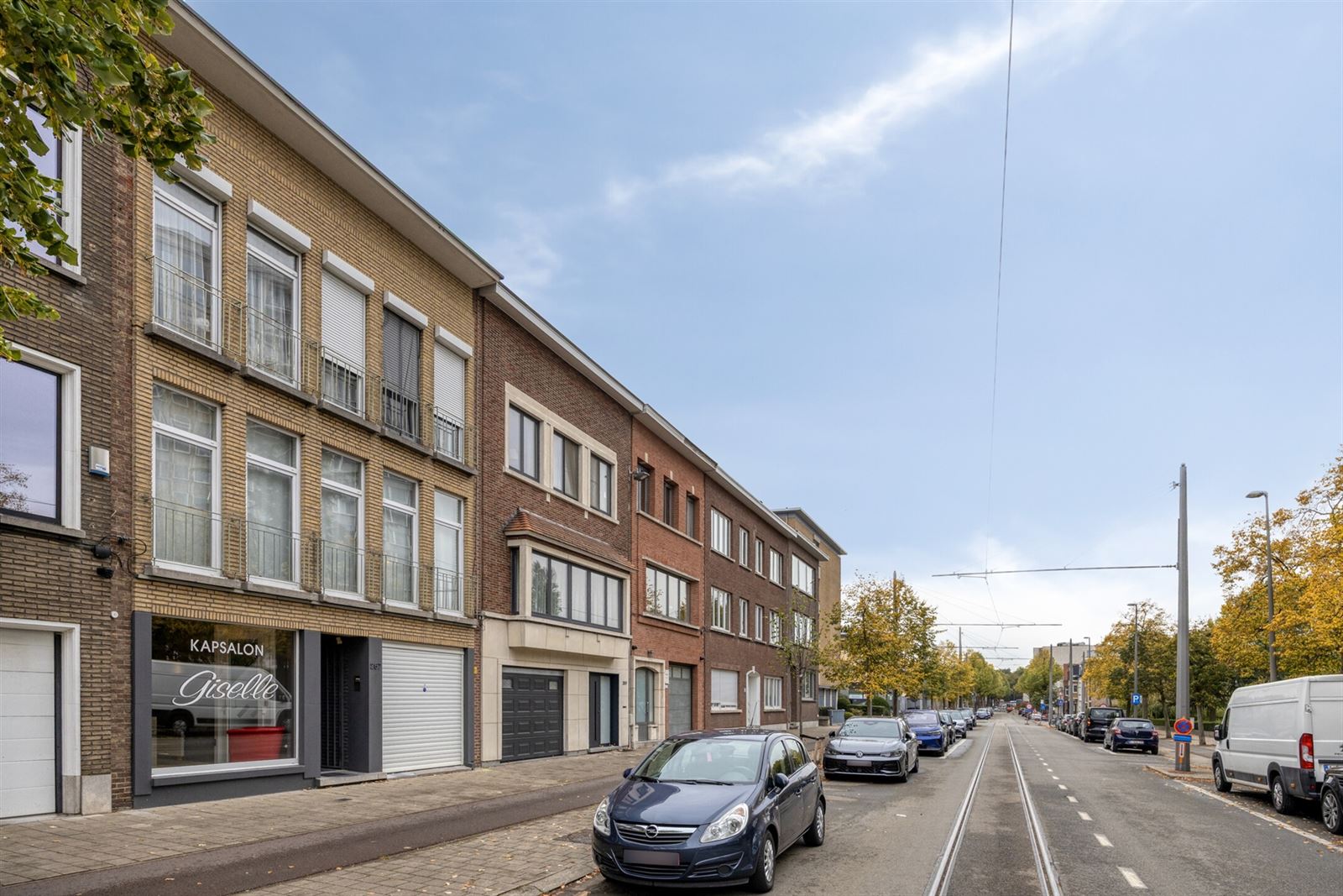 Hoofdfoto van de publicatie: Uniek aanbod in Wilrijk: appartement met handelspand, tuin en bijgebouw 