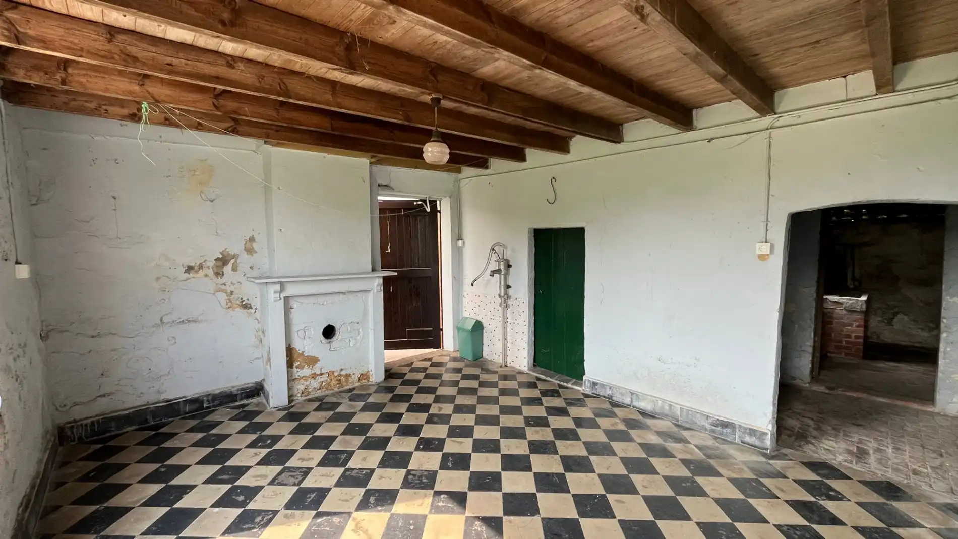 Ruime woning met een grote tuin foto 23