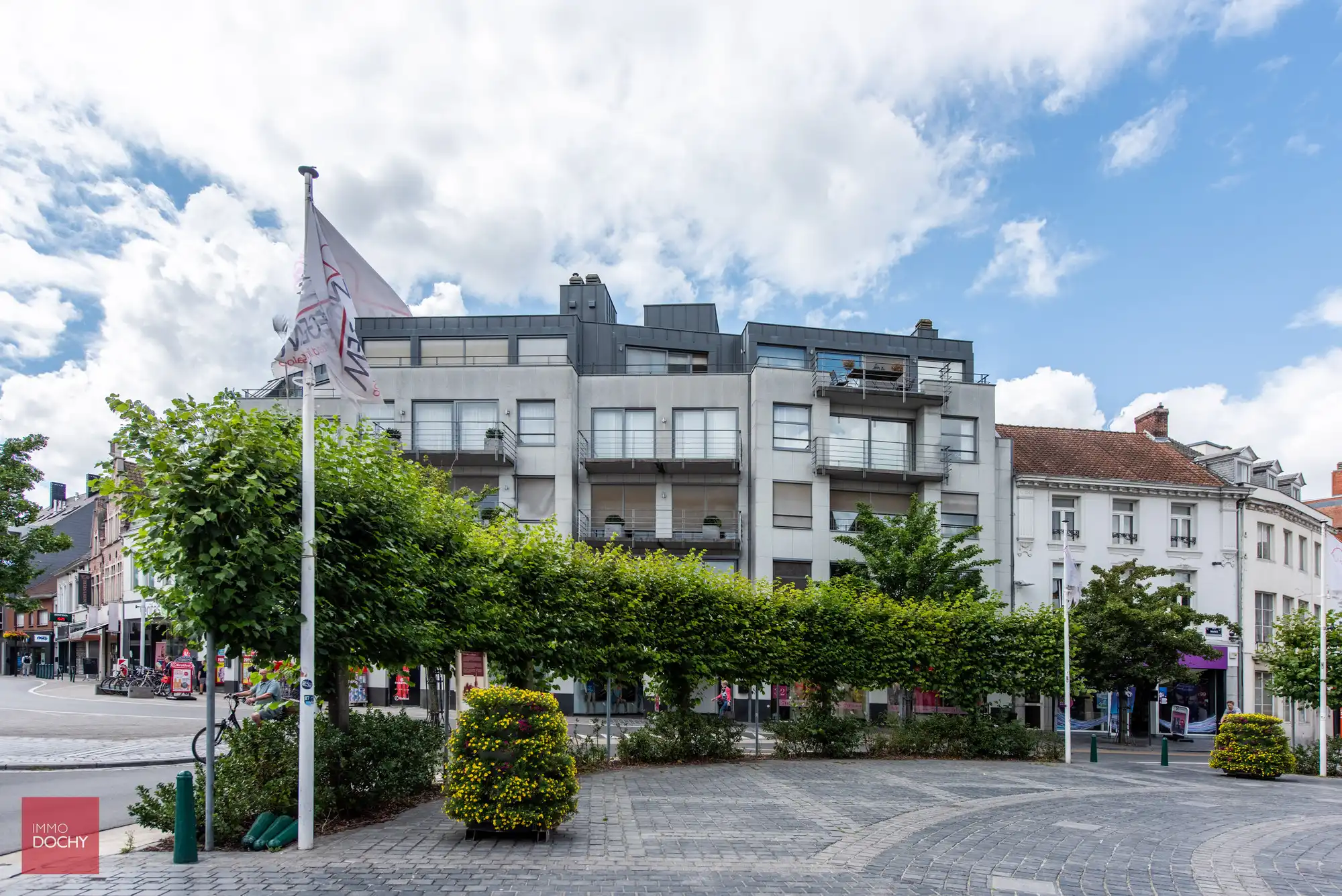 Heel ruim appartement op topligging met zicht op de markt foto 8