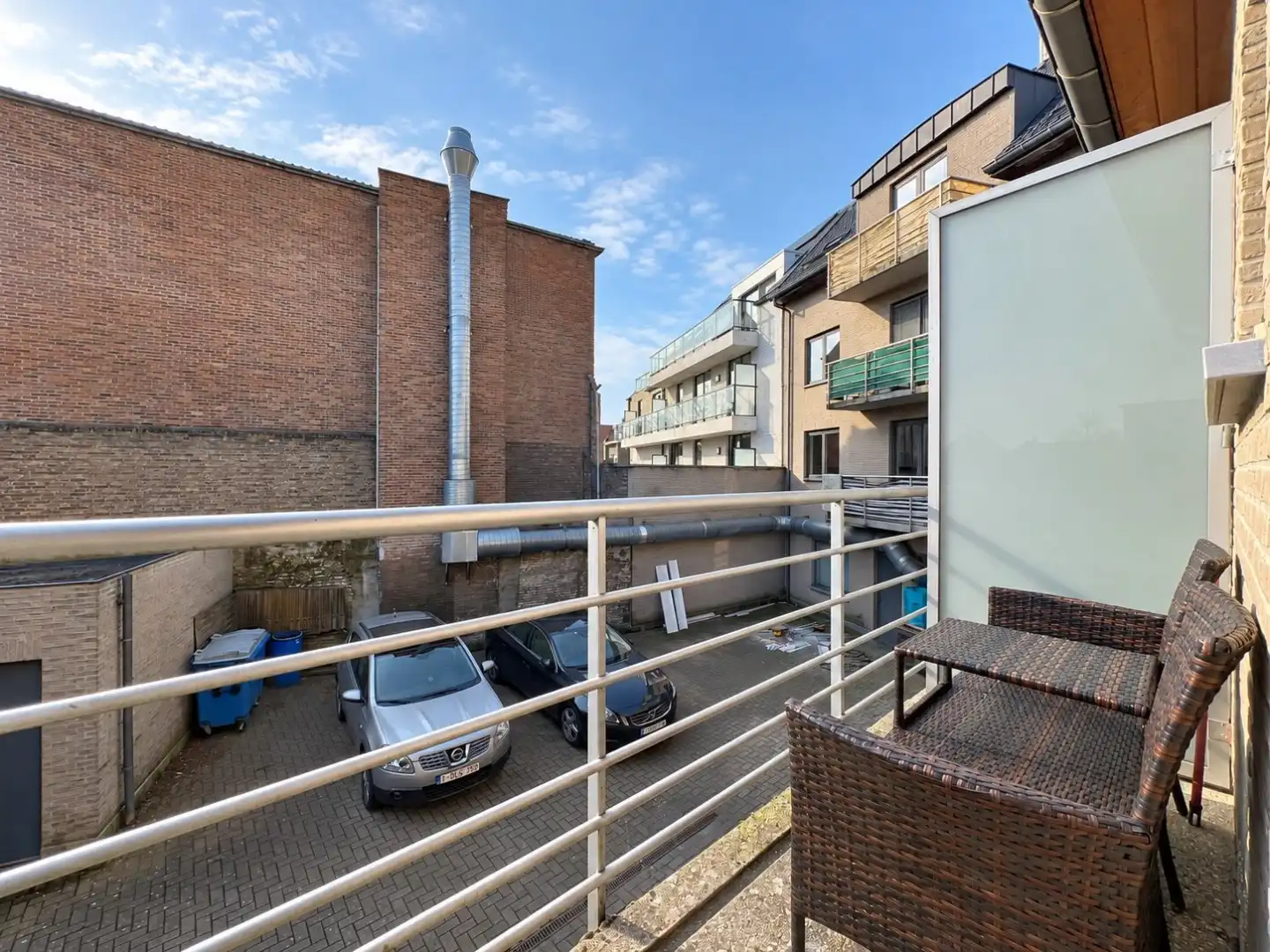Ruim en instapklaar duplexappartement met 3 slaapkamers en garage in hartje Waarschoot foto 9