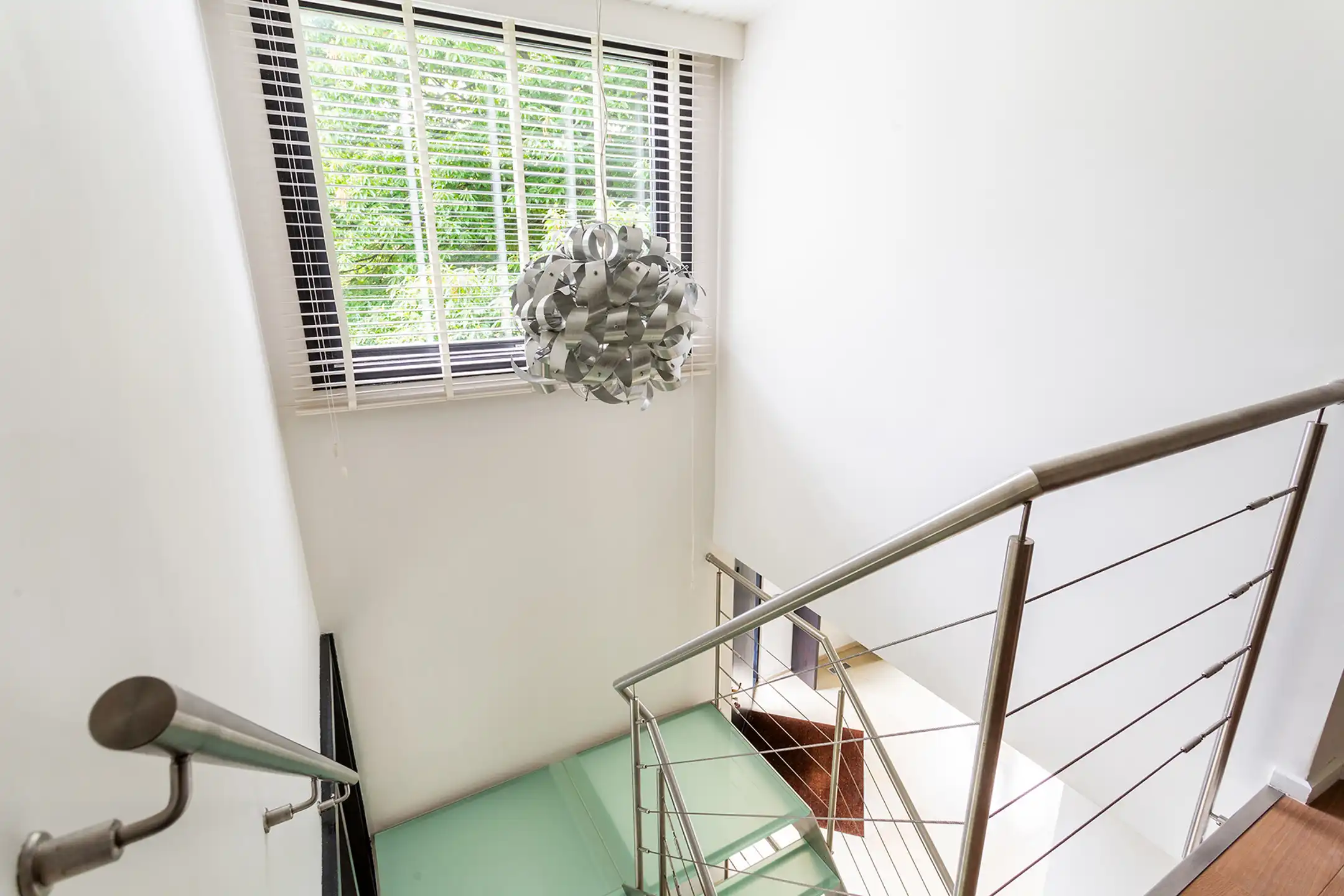 Topgelegen architectenwoning met ruim tuin en binnenzwembad. foto 31