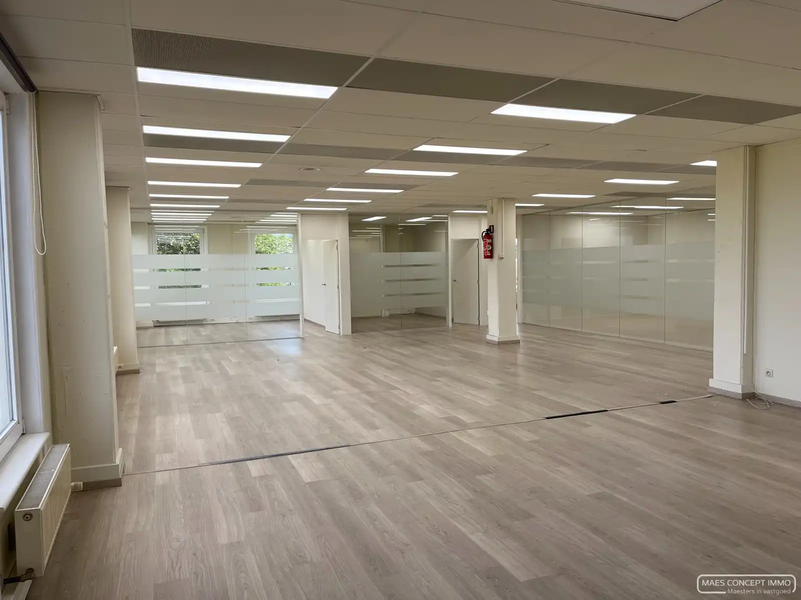 Kantoorruimte te huur in Waregem – klassevol, volledig uitgerust en op toplocatie foto 2