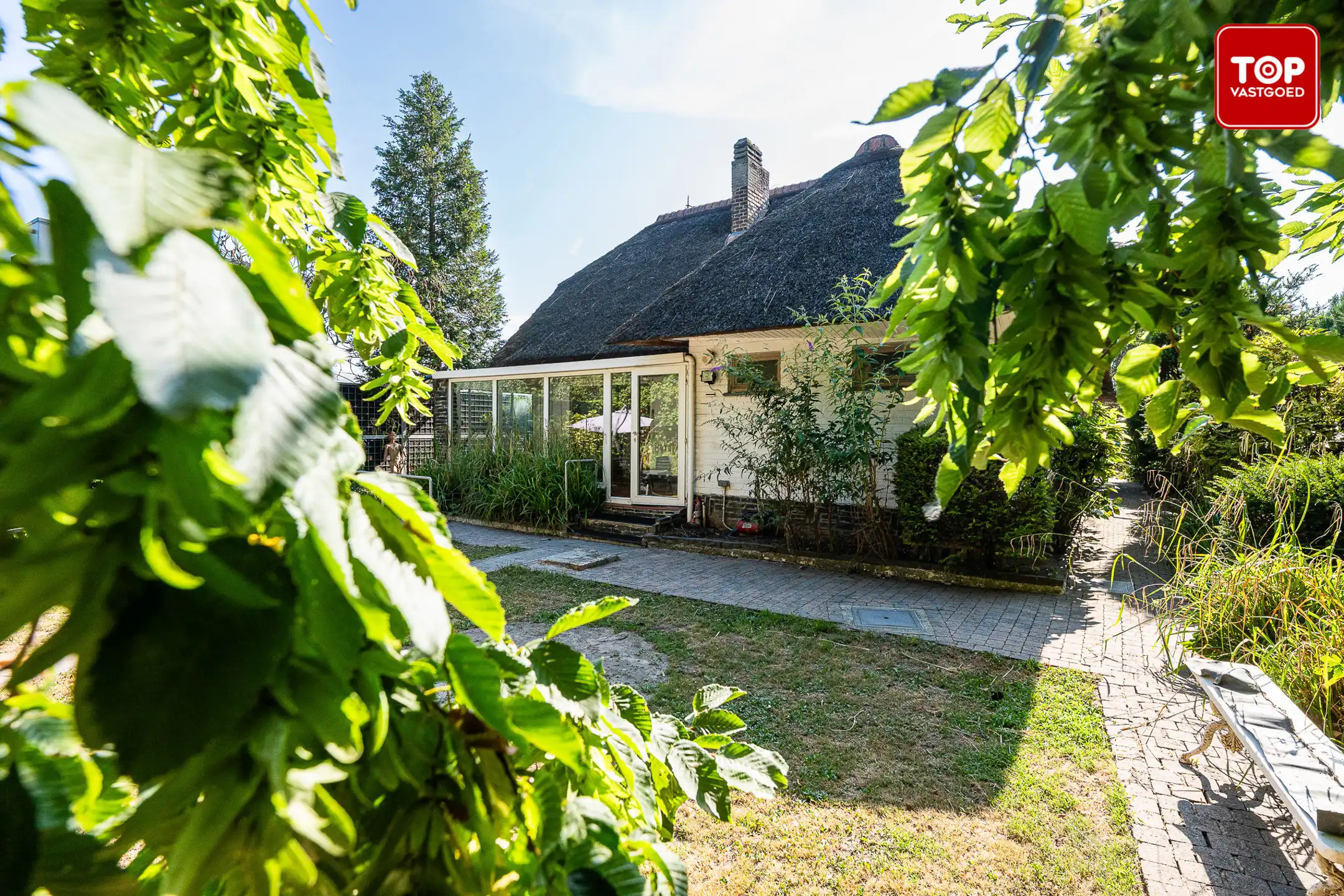 Charmante te renoveren woning met karakter en strooien dak foto 17