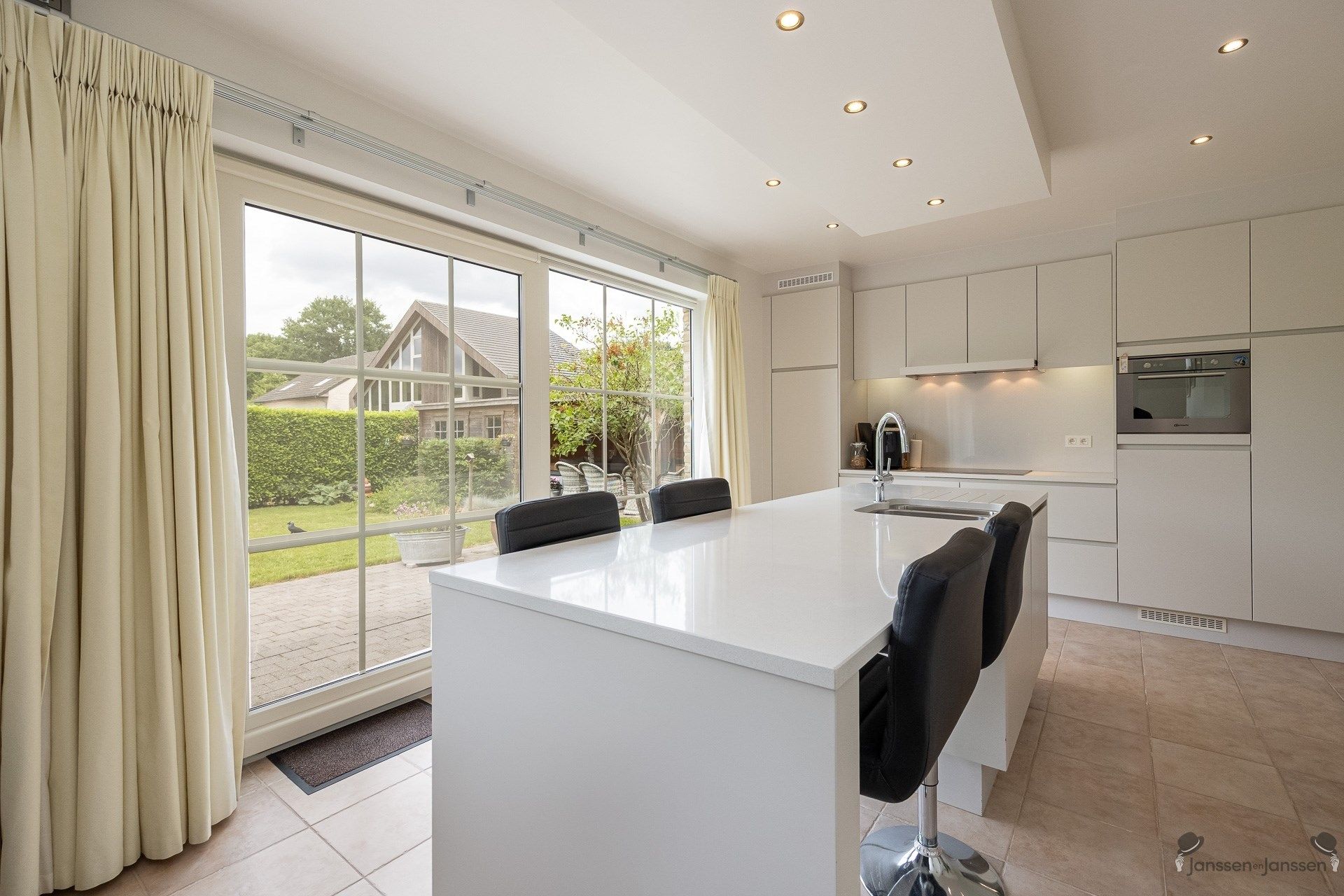 Instapklare woning met vier slaapkamers op een ruim perceel van 659m². foto 11