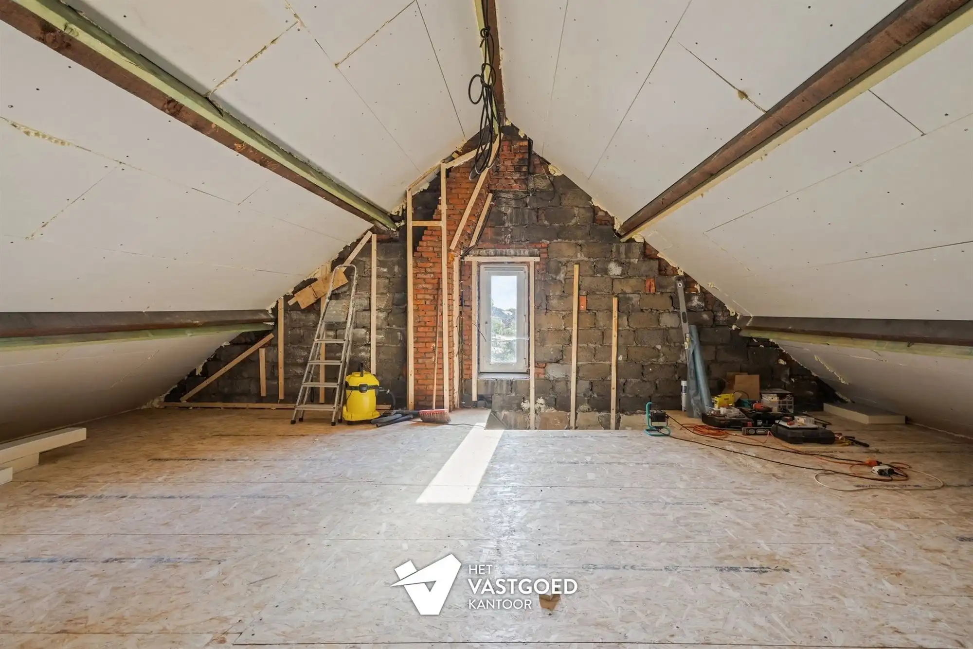 TE RENOVEREN KARAKTERVOLLE WONING MET 3 SLAAPKAMERS TE BERINGEN-MIJN foto 19