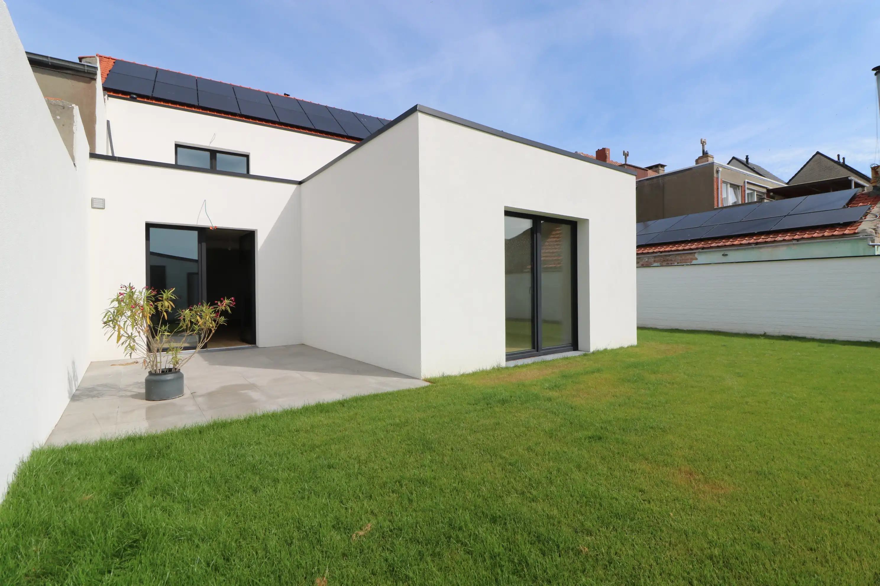 Luxueus gerenoveerd 3-slaapkamerappartement mét garage én zeer grote tuin. foto 11