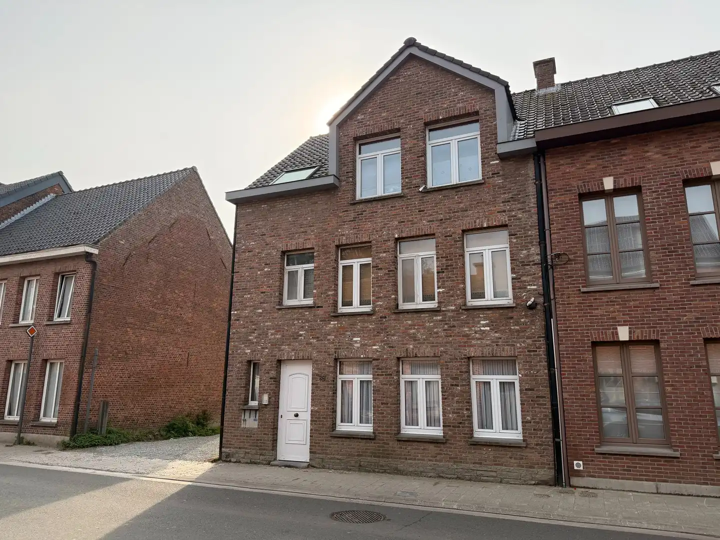 Gelijkvloers appartement met autostaanplaats te Haasdonk foto {{pictureIndex}}