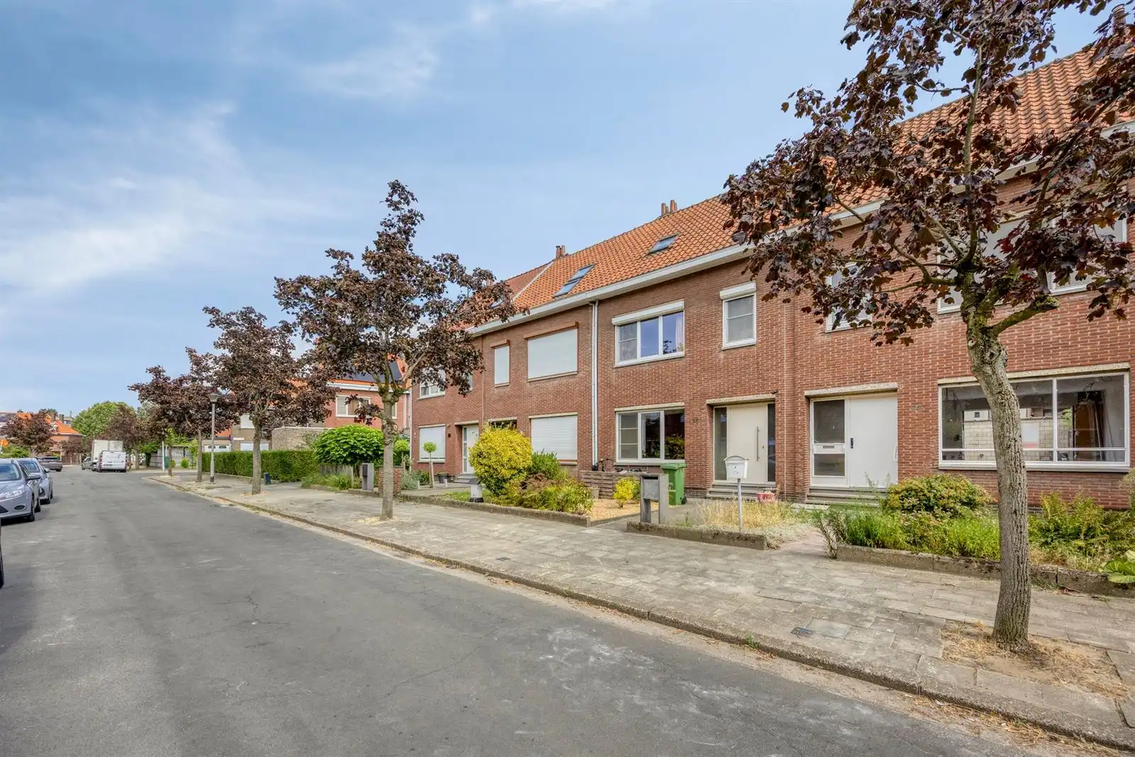 Volledig gerenoveerde 4-slpk woning met garagebox foto 2