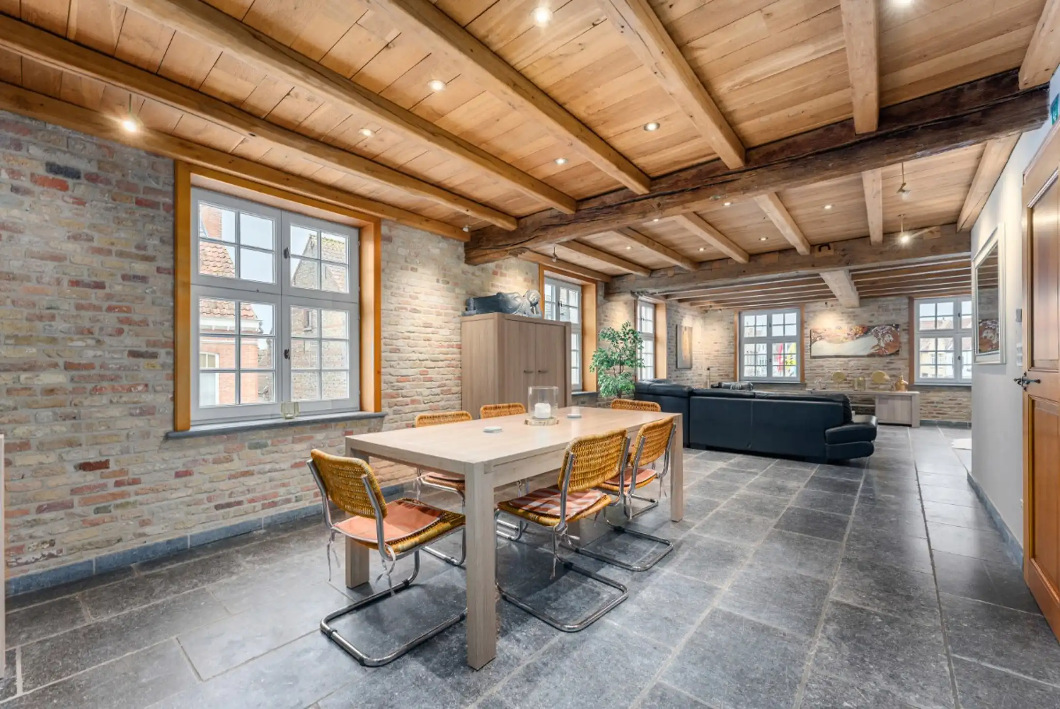Zeer ruime woning met 5 slaapkamers, veel potentieel. foto 4