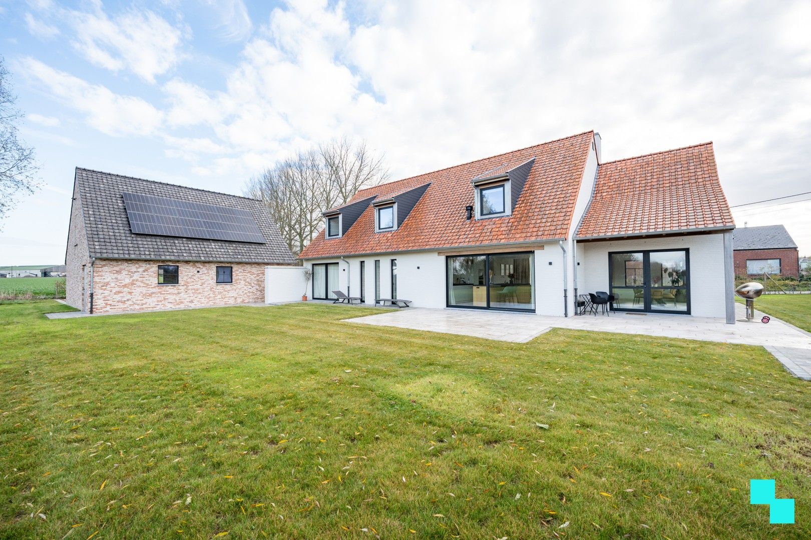 Landelijk gelegen te Ardooie: unieke nieuwbouwwoning (2023) met twee bijgebouwen op een perceel van 5.000 m² foto {{pictureIndex}}