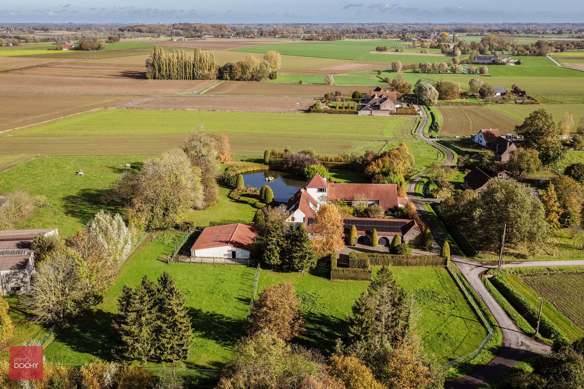 Zeer rustig gelegen vierkantshoeve met vergunde volumes foto 3