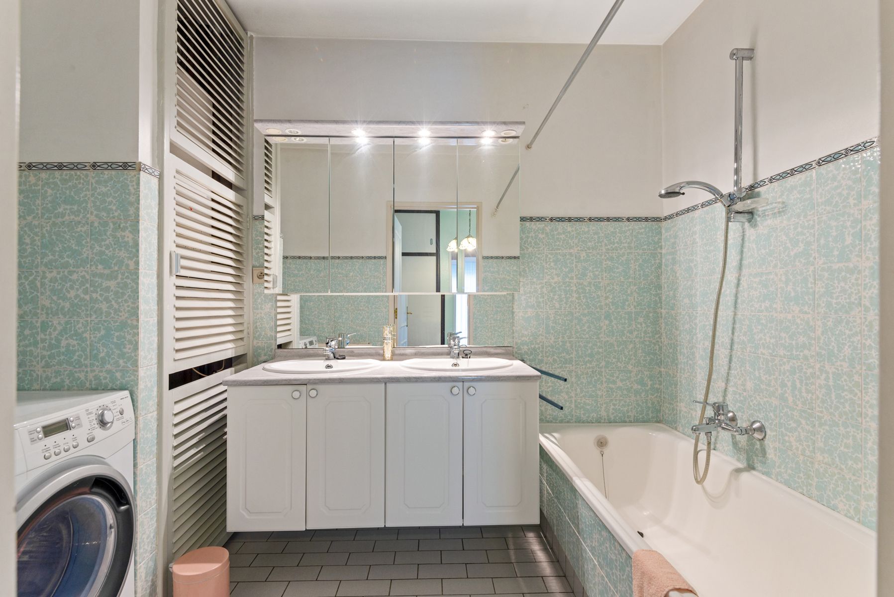 Rust, ruimte en karakter in Mortsel: groot app & garagebox foto 13