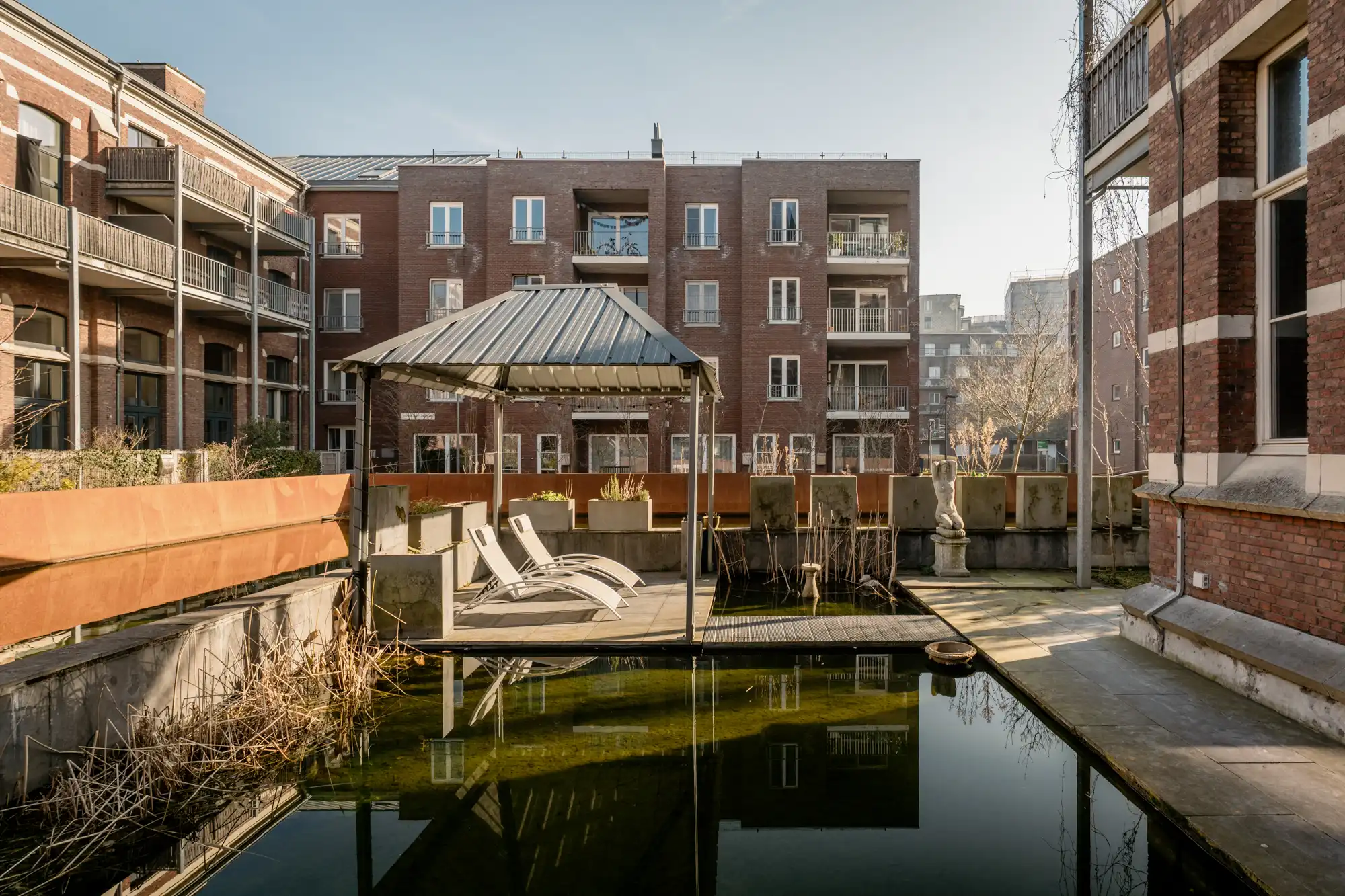 Doornroosje en Zillion in één sprookje: er was eens een appartement met een vijver in een kasteel. foto 9