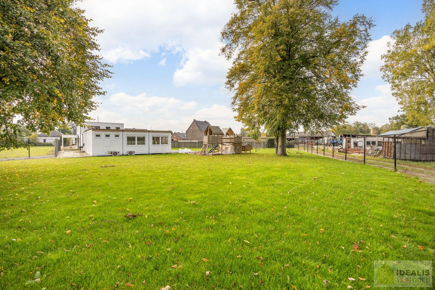 IDEALIS VASTGOED – RUIME (CASCO/VERDER AF TE WERKEN) NIEUWBOUWVILLA MET DE PERFECTE INDELING, EEN HEERLIJKE LEEFRUIMTE, KANTOOR, EXTRA RUIME BERGING, 3 RUIME SLAAPKAMERS, 3 BADKAMERS, CARPORT EN OVERDEKT TERRAS OP EEN RIANT PERCEEL VAN MAAR LIEFST 29A 51CA MET VRIJE ZICHTEN EN DE PERFECTE ORIENTATIE! foto 24