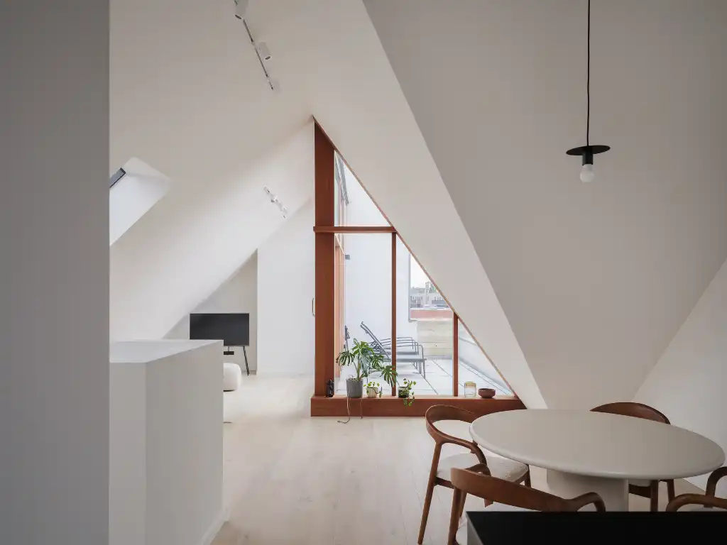 Duplexappartement met twee terrassen naar ontwerp van Marie-Josée Van Hee. foto {{pictureIndex}}