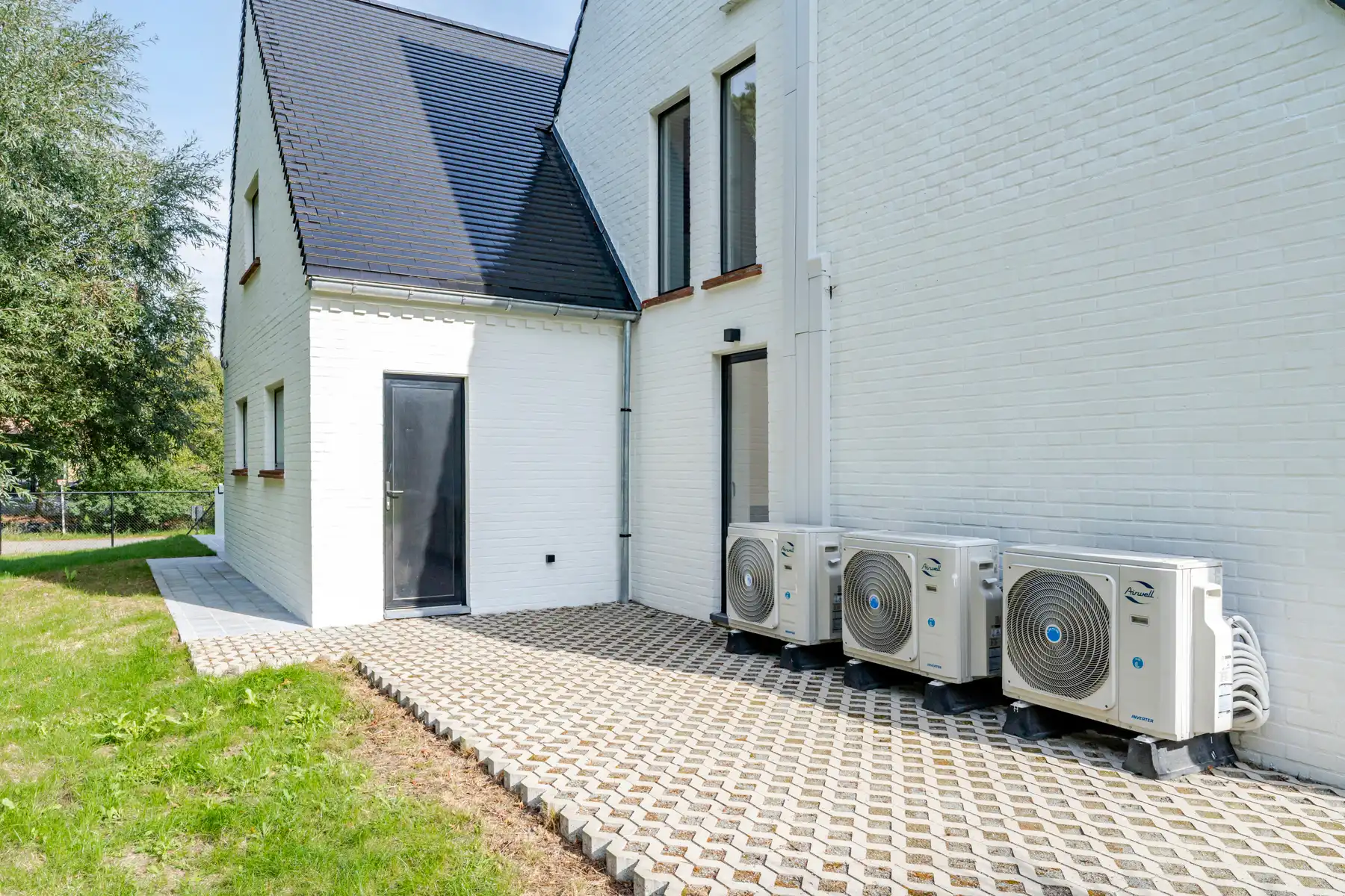 Gerenoveerde villa in een groene omgeving nabij alle invalswegen foto 30