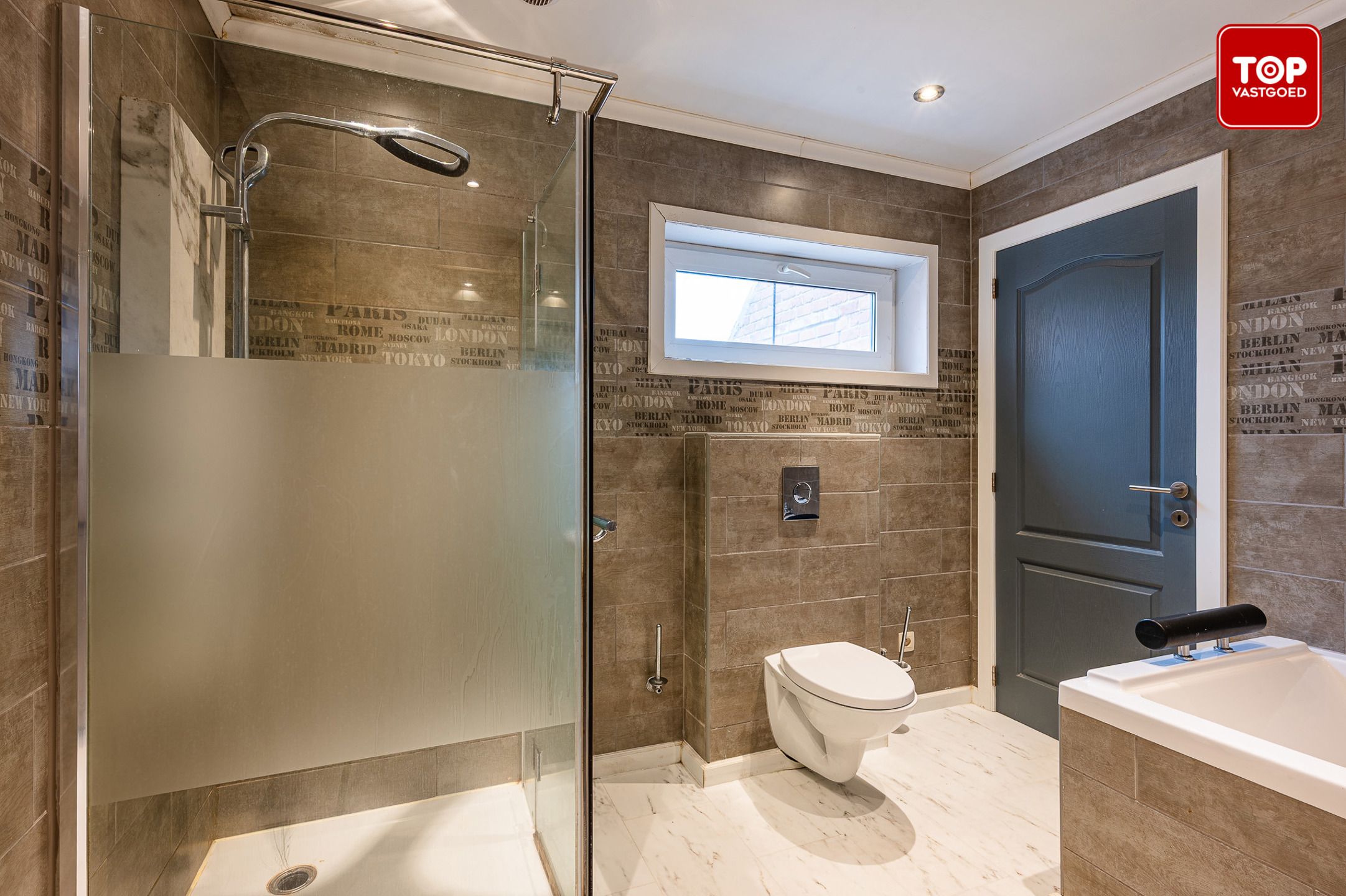 Halfopen woning met 4 slaapkamers, grote tuin en  ruime garage foto 14