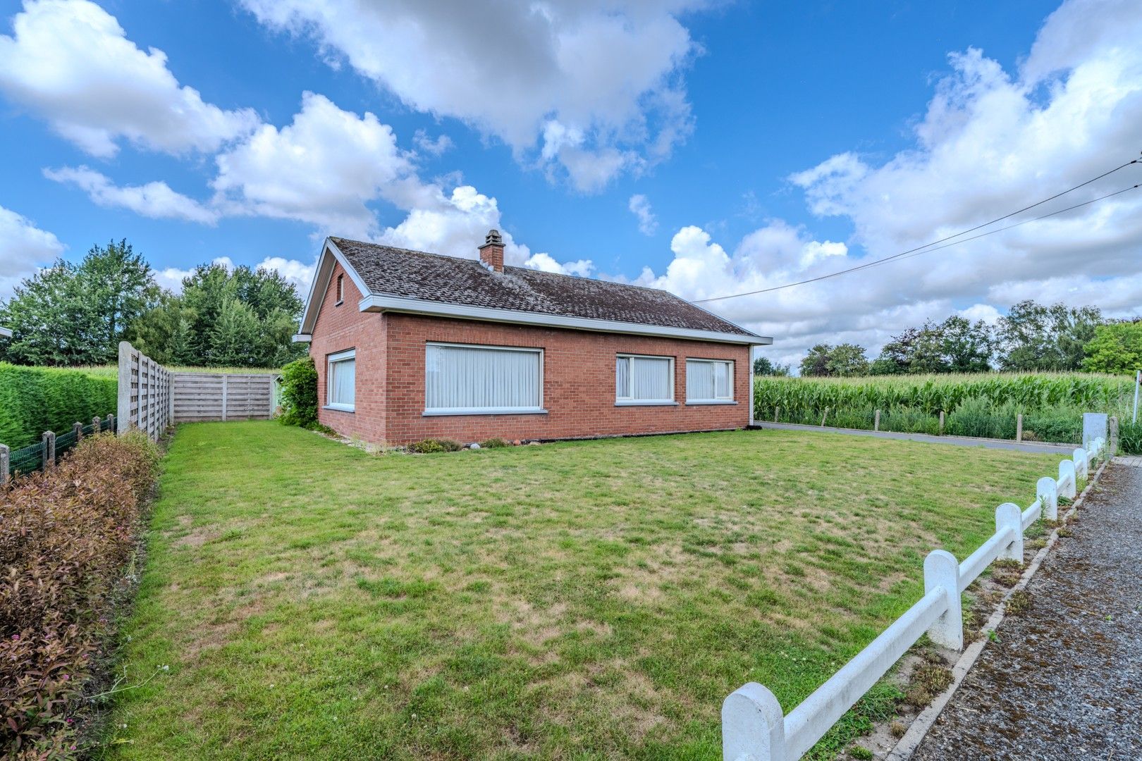 Te renoveren bungalow op ruim perceel foto 18