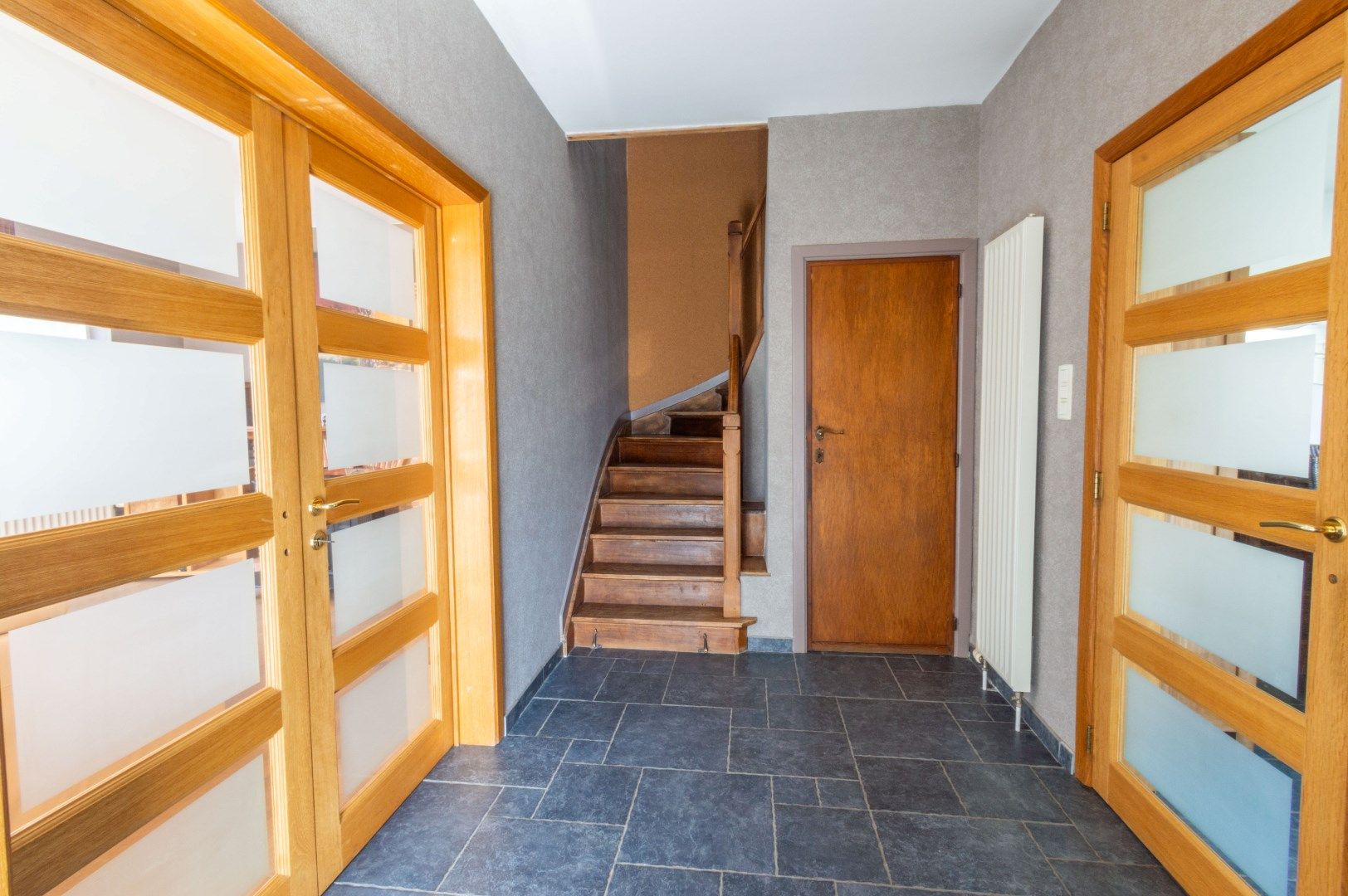 Ruime en goed onderhouden driegevel-woning met 3 slaapkamers, 2 terrassen, tuin, garage en oprit met plaats voor meerdere wagens foto 6