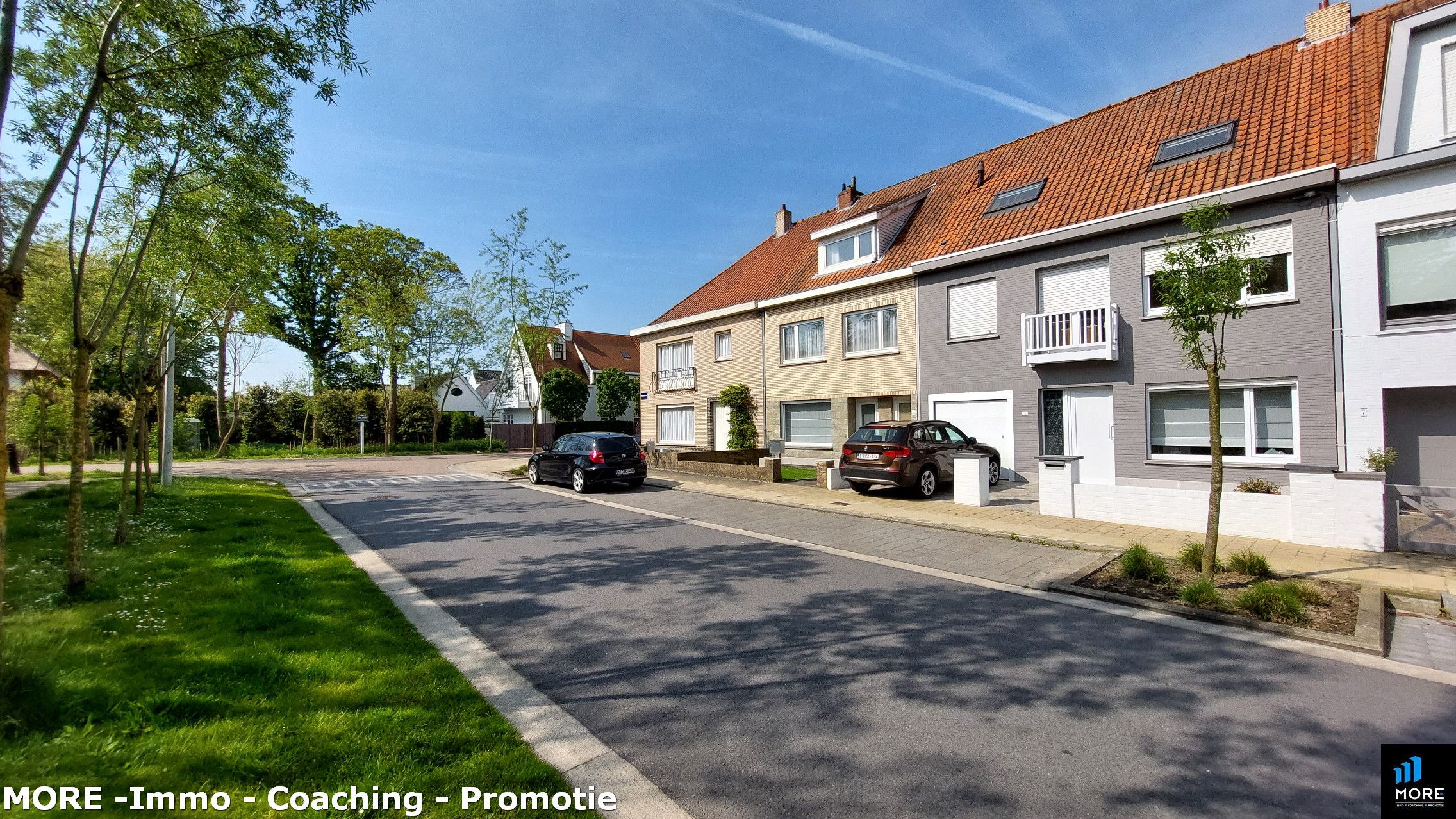 Rijwoning met voortuintje en koer foto 3