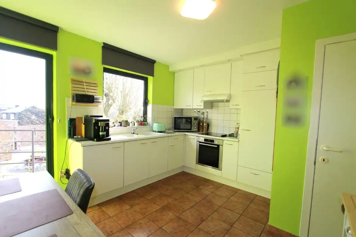 RUIM APPARTEMENT (124²) MET GARAGE - PRACHTIG GELEGEN foto 3