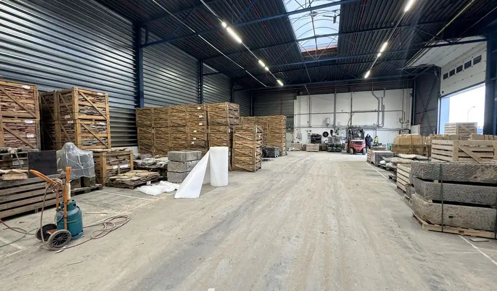 Logistieke loods met kantoren te huur in Bornem foto 8