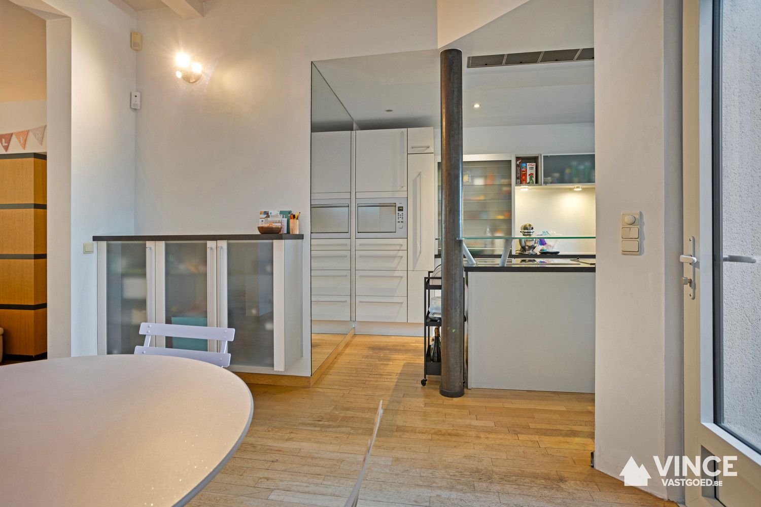 Prachtig huis met indrukwekkende elementen, ruime indeling en leuke tuin foto 7
