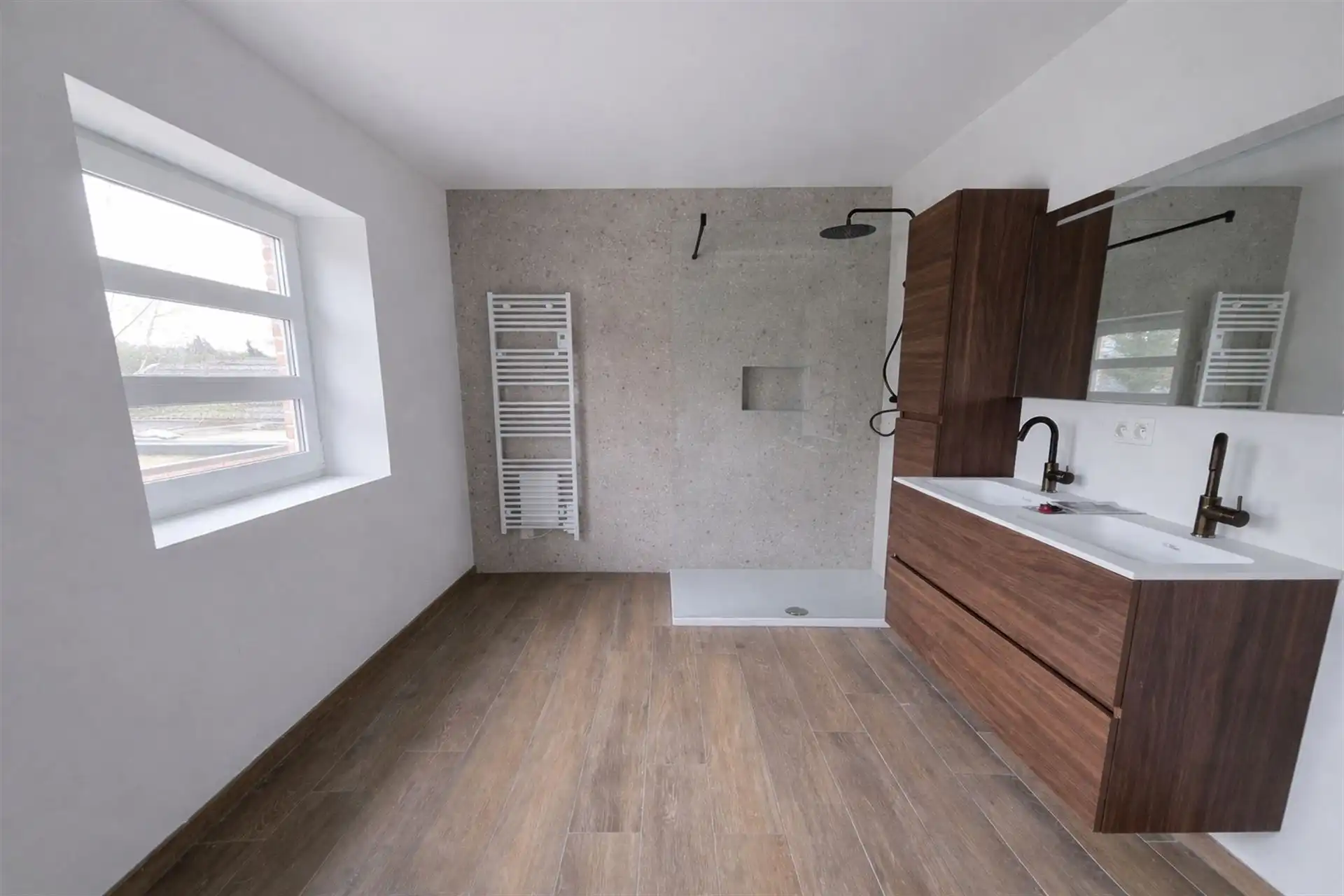 Zeer ruime woning, 4 tot 5 slaapkamers, 2 badkamers, volledig vernieuwd met ruim bijgebouw foto 7