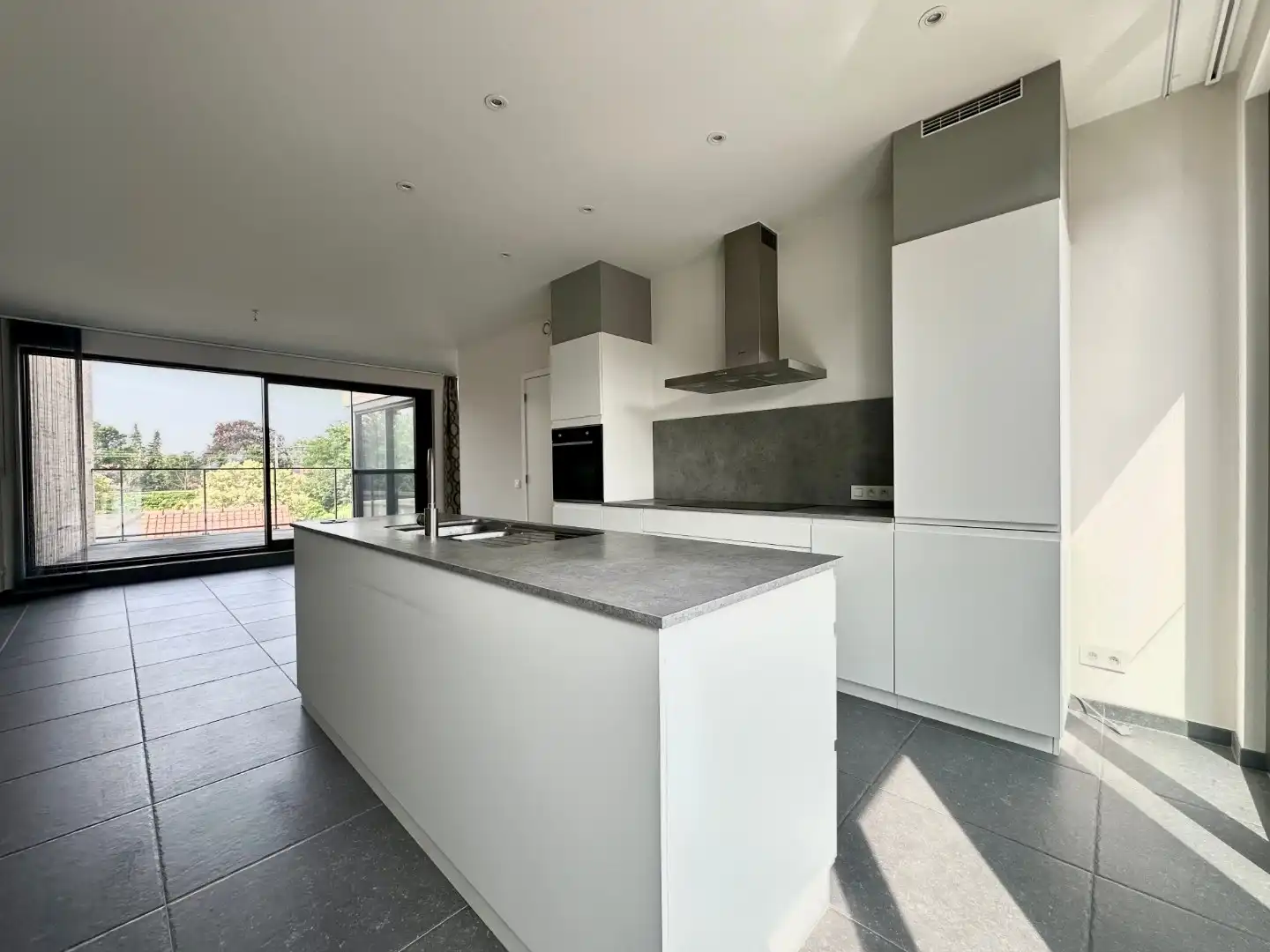 Zeer ruim appartement op goede locatie nabij de Smedenpoort foto 3