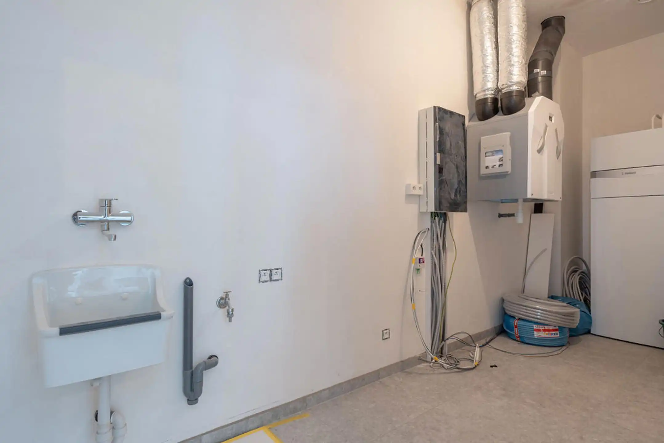 Modern 2-slpk app met terras en autostaanplaats. foto 9