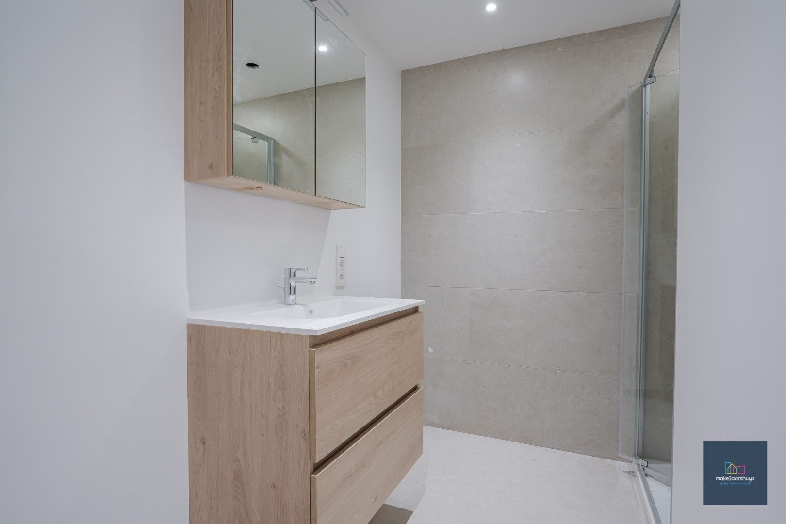 Gunstig gelegen en recent gelijkvloers 2 slaapkamerappartement met koer.  foto 9