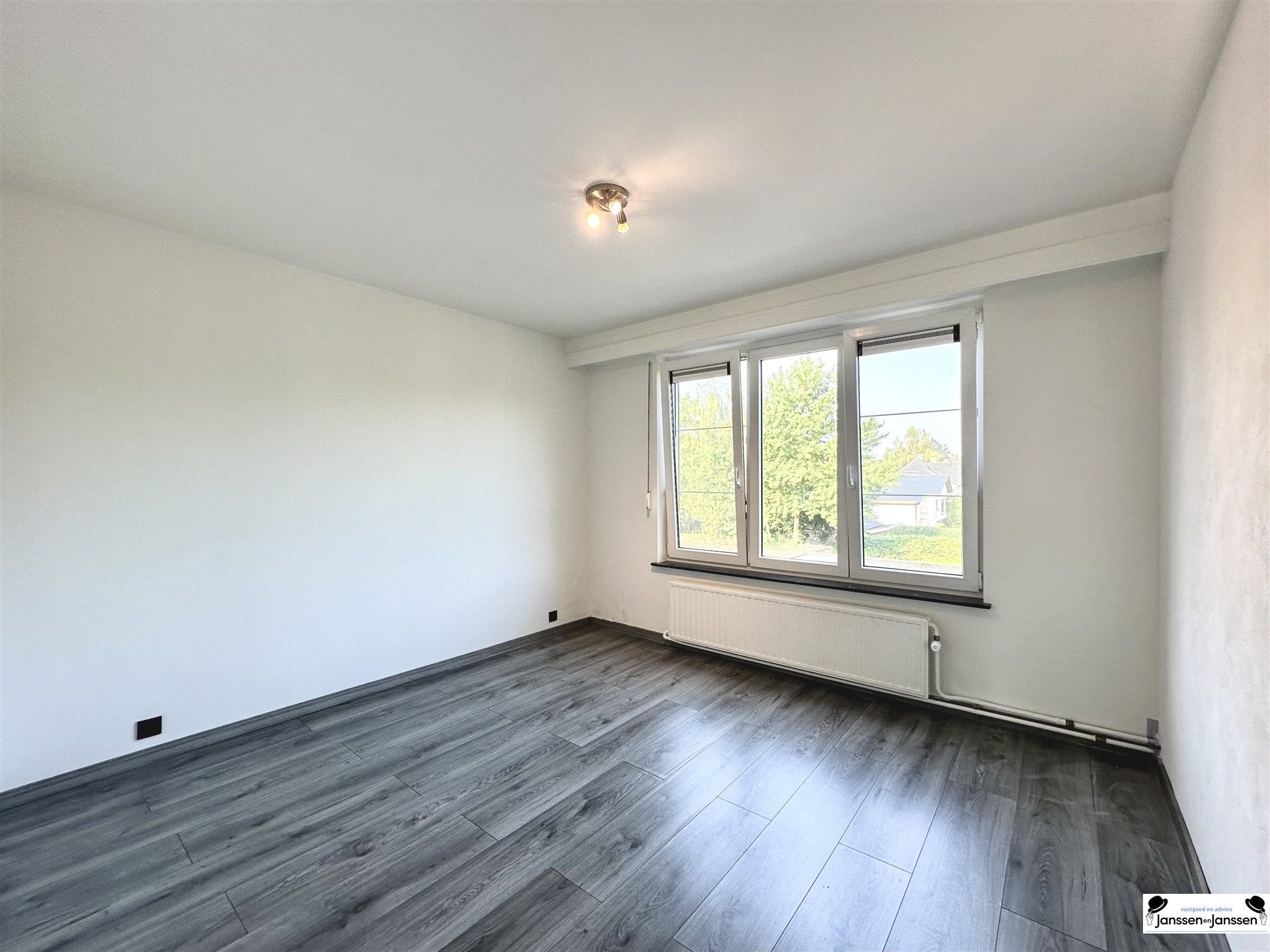 Duplex Appartement (108m²) met 3 tot 4 Slaapkamers, Garagebox en Terras (30m²) in Schoten foto 3