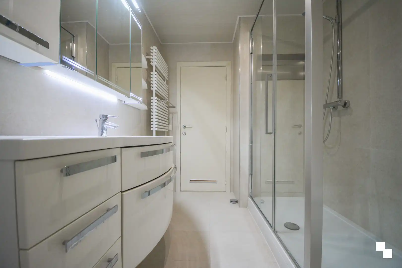 Zéér verzorgd, gerenoveerd 3-slaapkamer appartement te Roeselare foto 16