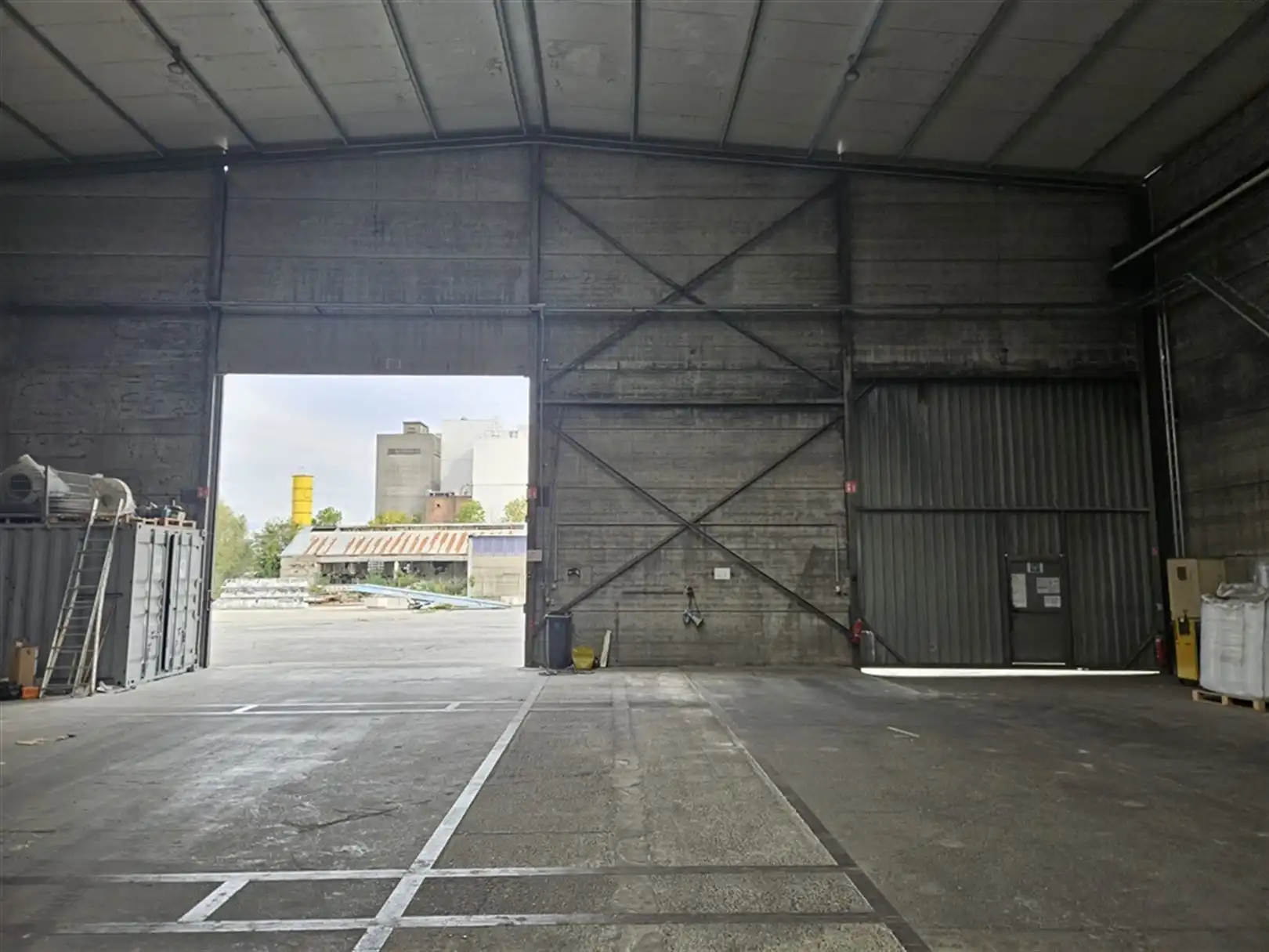 Magazijn met rolbrug en verhard terrein foto 4
