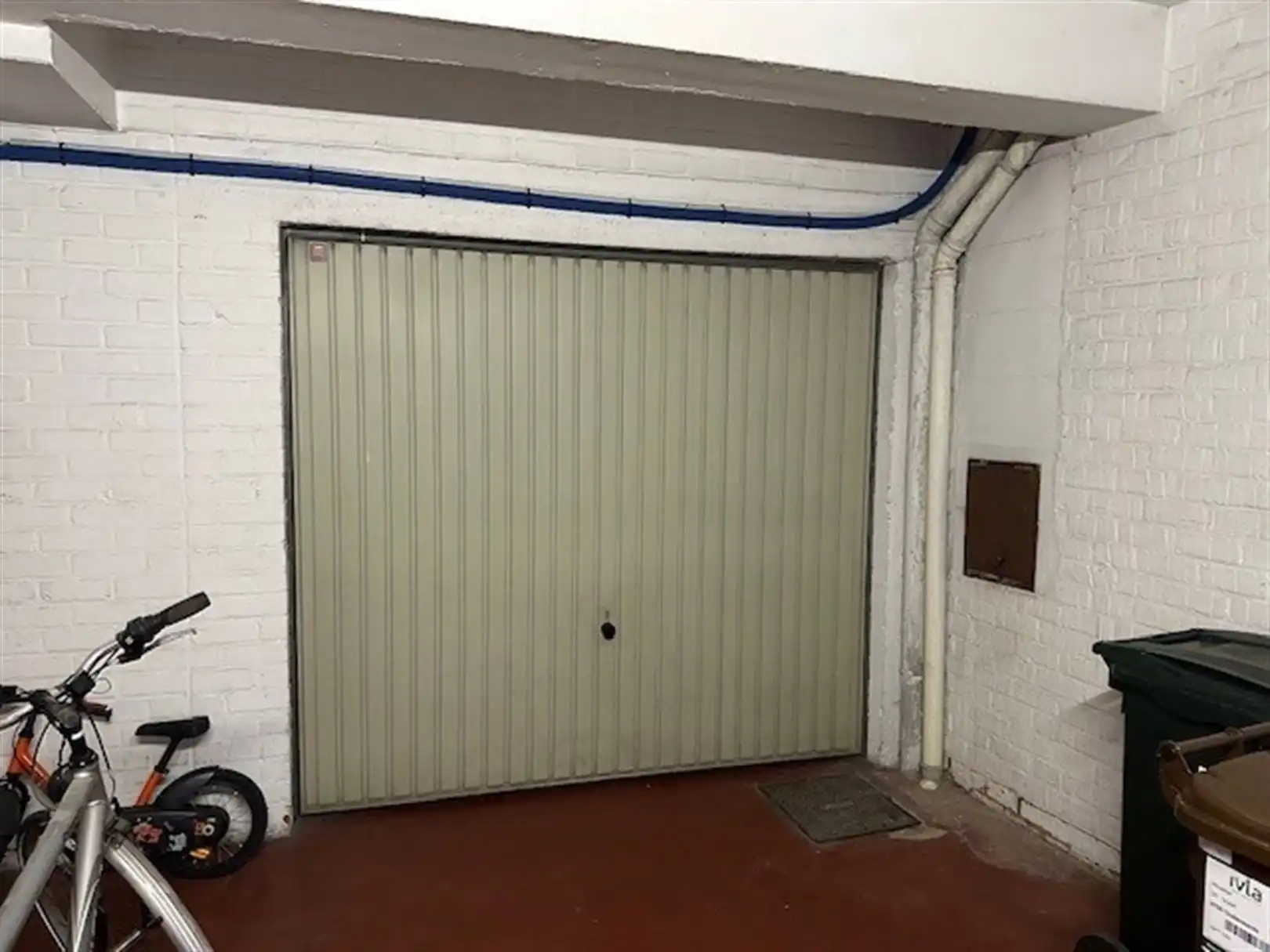 Gesloten garagebox te huur foto {{pictureIndex}}