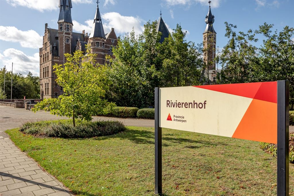 Instapklaar appartement met terras nabij Rivierenhof foto 18