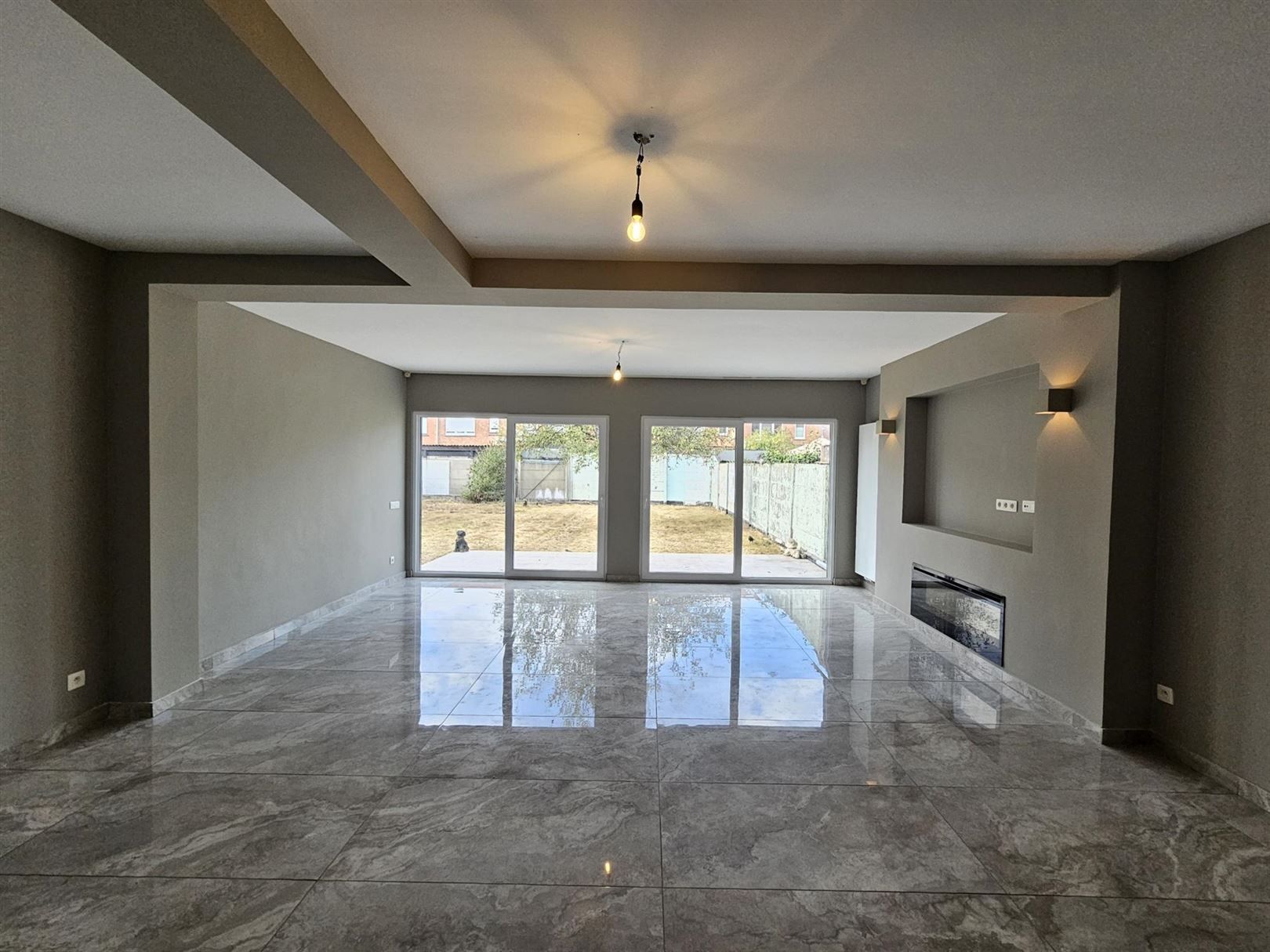Modern ingerichte woning met optioneel aangrenzende bouwgrond. foto 3