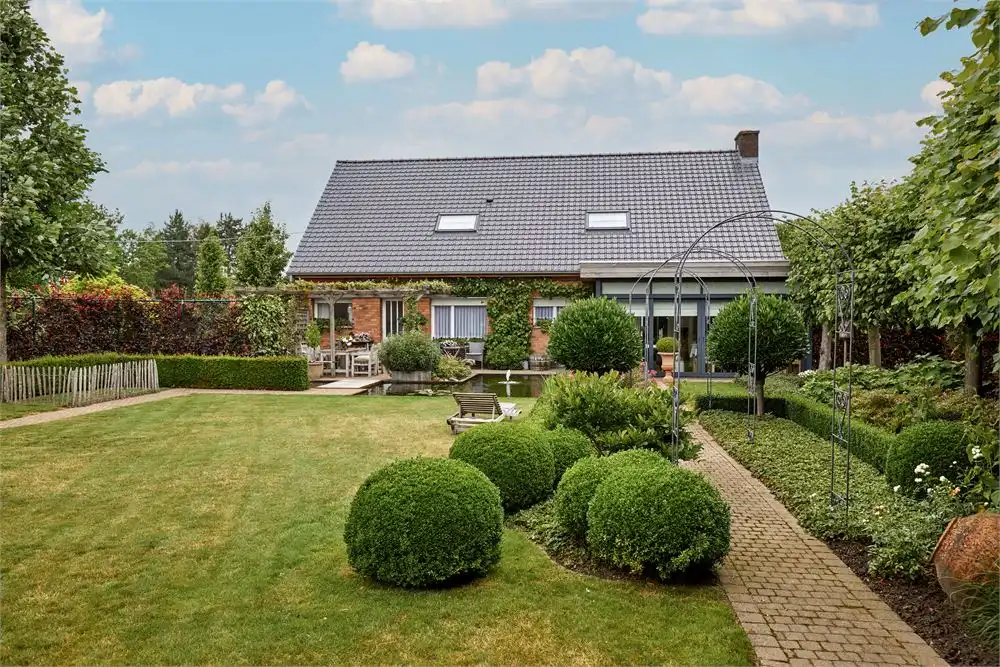 Villa met 2 loodsen (300m² / 150m²) op ca.1850m² foto 2